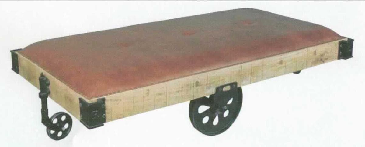 Bei dem als "Tisch auf Rädern, WL5.560" bezeichneten Erzeugnis handelt es sich um eine aus verschiedenen Stoffen zusammengesetzte Ware mit mehreren Funktionen, die sowohl als Sitzmöbel als auch als Tisch verwendet werden kann; 186 x 50 x 101 cm (B x H x T). Eine Einreihung erfolgt in die zuletzt genannte, der gleichermaßen in Betracht kommenden Positionen. 

Das Möbel besteht im Wesentlichen aus mehreren beweglichen Metallrädern einem Holzrahmen und einem Kunstlederbezug. 

Da weder das Stabilität verleihende Metallgestell, noch das den Umfang beherrschende Holz und Kunstleder den stofflichen Charakter bestimmen, erfolgt eine Einreihung in die zuletzt genannte, der gleichermaßen in Betracht kommenden Unterpositionen. 

Der in Handarbeit gefertigte Tisch ist dazu bestimmt, auf den Boden gestellt zu werden und dient der dauerhaften Einrichtung von Wohnungen. 

Die verpackte Ware ist als "anderes als von den Positionen 9401 und 9402 erfasstes Möbel, aus Kunstleder, handgearbeitet" einzureihen.