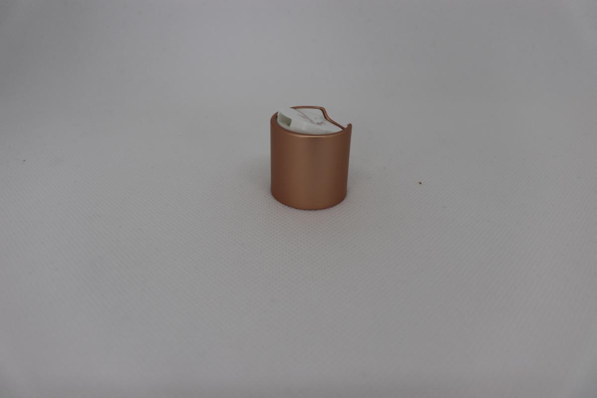 Nach den Angaben der Antragstellerin und dem vorliegenden Warenmuster handelt es sich bei dem sog. „Deckel aus Kunststoff“ um einen zylinderförmigen, mit einem Innengewinde versehenen Schraubdeckel aus Kunststoff im Sinne der Anmerkung 1 zu Kapitel 39.
Der Deckel weist die Abmessungen von ca. 28 mm Durchmesser und ca. 28 mm Höhe auf. Er ist an der Oberseite mit einer klappbaren Verschlussöffnung (Kippverschluss) ausgestattet und findet z.B. zum Verschließen von Behältnissen für Kosmetika (Cremes) Verwendung.

Derartige Erzeugnisse werden zolltarifrechtlich als „Stöpsel, Deckel, Kapseln und andere Verschlüsse aus Kunststoffen, andere als Verschluss- oder Flaschenkapseln“ eingereiht.