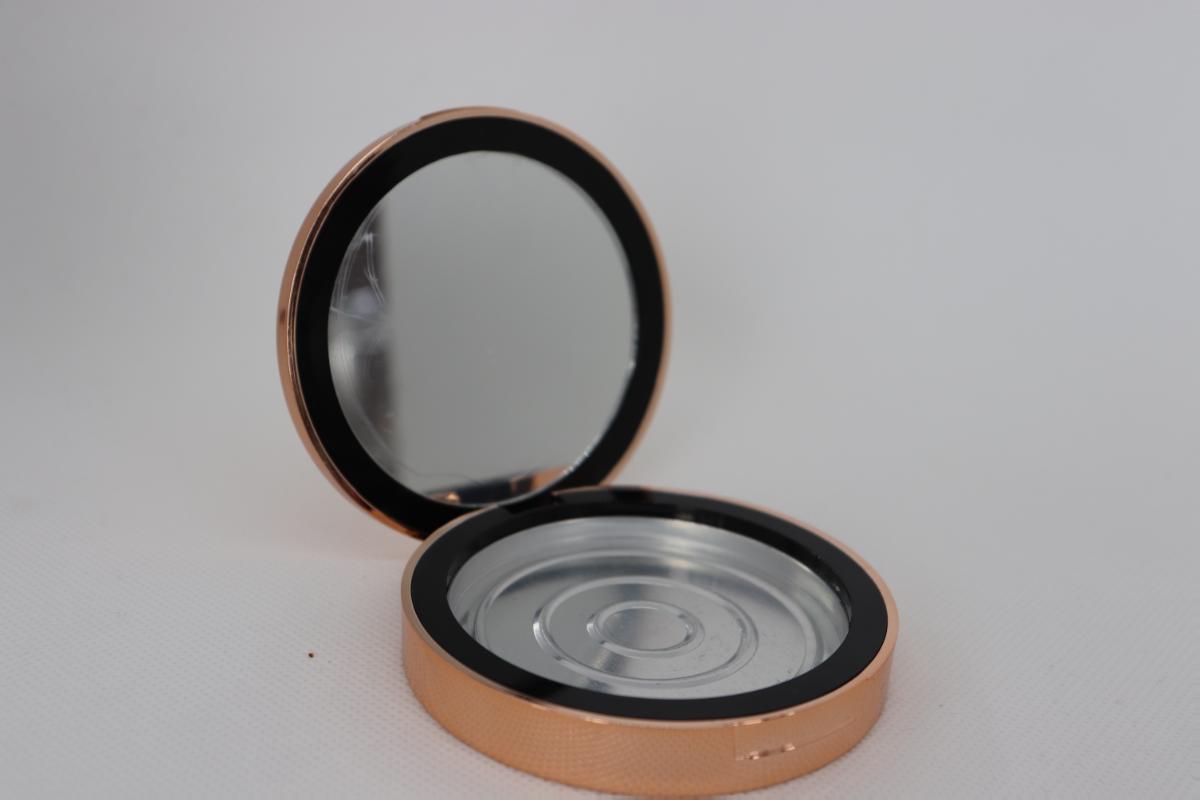 Bei dem durch ein Warenmuster veranschaulichten Erzeugnis handelt es sich um eine Dose mit
einem ca. 70 mm durchmessenden, 15 mm hohen, runden Korpus aus Kunststoffen im Sinne der
Anmerkung 1 zu Kapitel 39. Der aufklappbare Deckel ist auf der Innenseite mit einem Spiegel aus
Glas und das Bodenteil mit einer Vertiefung, in die mittig eine genau passende, runde, befüllbare
Schale aus Aluminium eingelegt ist, ausgestattet. Die Dose schließt mittels eines einfachen
Magnetverschlusses. Sie dient üblicherweise als Verpackungsmittel für Kosmetika (z.B. Puder)
und ist in einer Faltschachtel für den Einzelverkauf aufgemacht.
Der stoffliche Charakter der Ware wird im Hinblick auf den Umfang und die Bedeutung für die
Verwendung als Transport- und Verpackungsmittel durch den Korpus aus Kunststoffen bestimmt.

Derartige Erzeugnisse werden zolltarifrechtlich als "Transport- und Verpackungsmittel aus Kunst-
stoffen, Schachteln (einschließlich Dosen), nicht von den TARIC-Codes 3923 1010 00 und 3923
1090 10 erfasst" eingereiht.