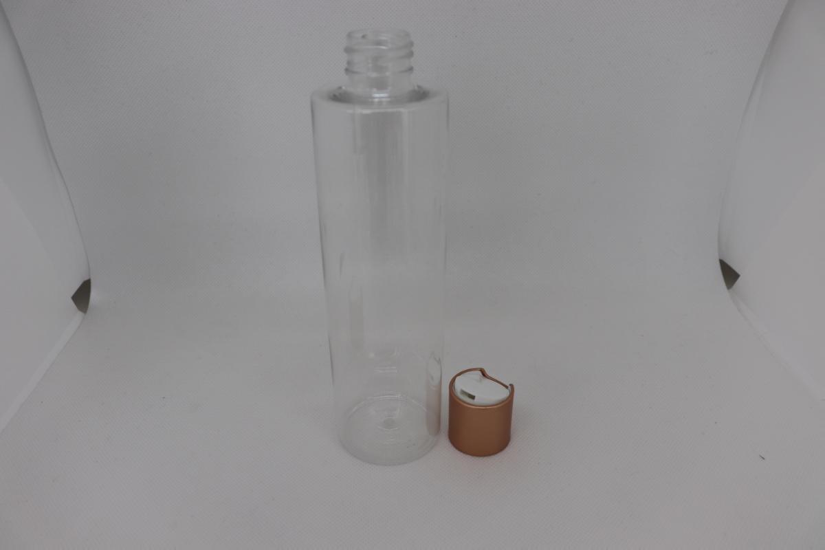 Bei dem durch die Angaben der Antragstellerin und ein Warenmuster veranschaulichten Artikel "Flasche und Kappe" handelt es sich um eine Flasche aus klarsichtigen Kunststoffen im Sinne der Anmerkung 1 zu Kapitel 39.
Die zylindrische Ware weist eine Höhe von ca. 185 mm und einen Durchmesser von ca. 48 mm auf und besitzt ein Fassungsvermögen von ca. 250 ml. Sie ist am Flaschenhals mit einem Schraubgewinde versehen und verfügt über einen Schraubdeckel mit einer Kippöffnung (sog. Disc Top). Die Flasche dient dem Transport und der Verpackung von Kosmetik- und Pflegeartikeln.

Derartige Erzeugnisse werden zolltarifrechtlich als "Transport- oder Verpackungsmittel aus Kunststoffen, Flaschen und ähnliche Waren mit einem Fassungsvermögen von 2 l oder weniger" eingereiht.