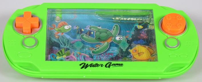 Geduld- bzw. Geschicklichkeitsspiel, sog. "Wasserspiel 8756178"
- mit einem ungefähr rechteckigen Gehäuse aus Kunststoffen, einer alten Spielkonsole nachempfunden
- in den Abmessungen von ca. 15,5 x 7,5 x 2 cm
- mit einem mit einer Flüssigkeit befüllten "Aquarium" mit einer klarsichtigen Kunststoffscheibe, dessen
  Rückwand mit einem Hintergrundbild verziert ist und in dem sich zahlreiche Ringe sowie zwei Stäbe
  befinden
- auf beiden Seiten des Gehäuses mit einem kreuzförmigen bzw. runden Bedienknopf, mit denen ein
  Wasserwirbel erzeugt wird
- durch Drücken sollen die Ringe auf die beiden Stäbe befördert werden
- dient der spielerischen Unterhaltung von Kindern und Erwachsenen
- kein Gesellschaftsspiel der Position 9504, da das Spiel lediglich von einer Person gespielt wird
- in einer Klarsichthülle mit Pappaufhänger für den Einzelverkauf aufgemacht.

Die Ware ist zolltarifrechtlich als "Puzzle, nicht aus Holz" einzureihen.