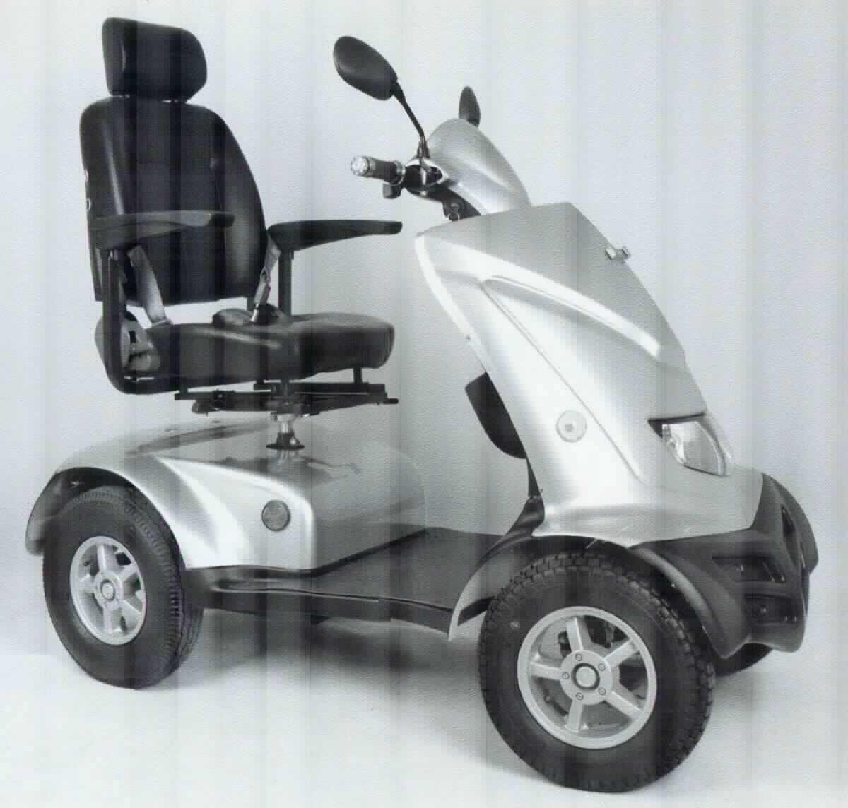 Elektromobil (Electroscooter), Modelnummer: Sunny Rider XB-H, Foto siehe Anlage, 
- bestehend aus einem vierrädrigen, von einem Elektromotor angetriebenen Fahrzeug mit
  einer waagerechten Plattform mit Rädern, einem drehbaren Sitz mit Armlehnen und Gurt-
  system sowie einer Rückenlehne mit Kopfstütze,
- laut Antrag mit:
- - den Abmessungen (L x B x H) von 1560 mm x 700 mm x 1310 mm, 
- - einem Gesamtgewicht von 180 kg, 
- - einer Höchstbelastung von 250 kg,
- - zwei Akkumulatoren (2 x 12 Volt, 75 Amper),
- - einer Motorleistung von 1200 Watt, 
- - einer Geschwindigkeit von 18 km/h, 
- - einer Reichweite von 40 - 60 Kilometern,
- - einer elektromagnetischen Bremse,
- mit einer Lenksäule mit einem Griff und Steuerelementen für das Fahren ausgestattet,
- mit zwei Heckleuchten und einem Frontscheinwerfer,
- mit zwei Seitenspiegeln,
- mit einer Transporttasche, die an der Rückseite des Sitzes befestigt ist,
- ist aufgrund der objektiven Beschaffenheitsmerkmale (z. B. bewegliche Lenksäule, fehlende 
  Fußstützen zum Stabilisieren der Beine) zur Verwendung von Personen ohne Behinderung 
  vorgesehen, somit kein Fahrzeug für Behinderte der Position 8713; eine mögliche Verwendung 
  auch durch behinderte Personen beeinflusst nicht die Einreihung in die Position 8703.

"Personenkraftwagen, den Spezialfahrzeugen zur Personenbeförderung auf Golfplätzen ähnliches Fahrzeug"