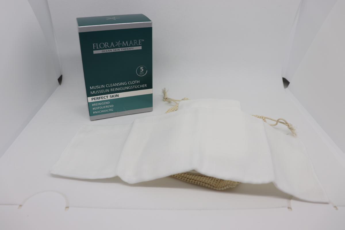 Gesichtsreinigungstücher, sog. Baumwolltuch zur Reinigung, Foto siehe Anlage,
- 5 Stück in einem einfachen Beutel aus Spinnstoffen mit Tunnelzug [übliche Verpackung im Sinne der
  AV 5 b)] und in einem bedruckten Pappkarton verpackt,
- annähernd quadratisch, mit abgerundeten Ecken; mit den Abmessungen von ca. 30 cm x 30 cm,
- aus ca. 0,4 mm dicken, einfarbigen Geweben (keine Frottierware) aus laut Antrag 100 % Baumwolle,
- an den Rändern mit Überwendlichnähten gesäumt (konfektioniert),
- werden üblicherweise gewaschen,
- dienen laut Antrag zur Gesichtsreinigung und stellen sich damit als Wäsche zur Körperpflege dar,
- aufgrund der verwendeten Flächenerzeugnisse keine Ware der Unterposition (TARIC) 6302 6000 10.

"Wäsche zur Körperpflege, andere als in der Unterposition 6302 60 genannte, aus Baumwolle, nicht nach
 dem Batik-Verfahren handbedruckt"