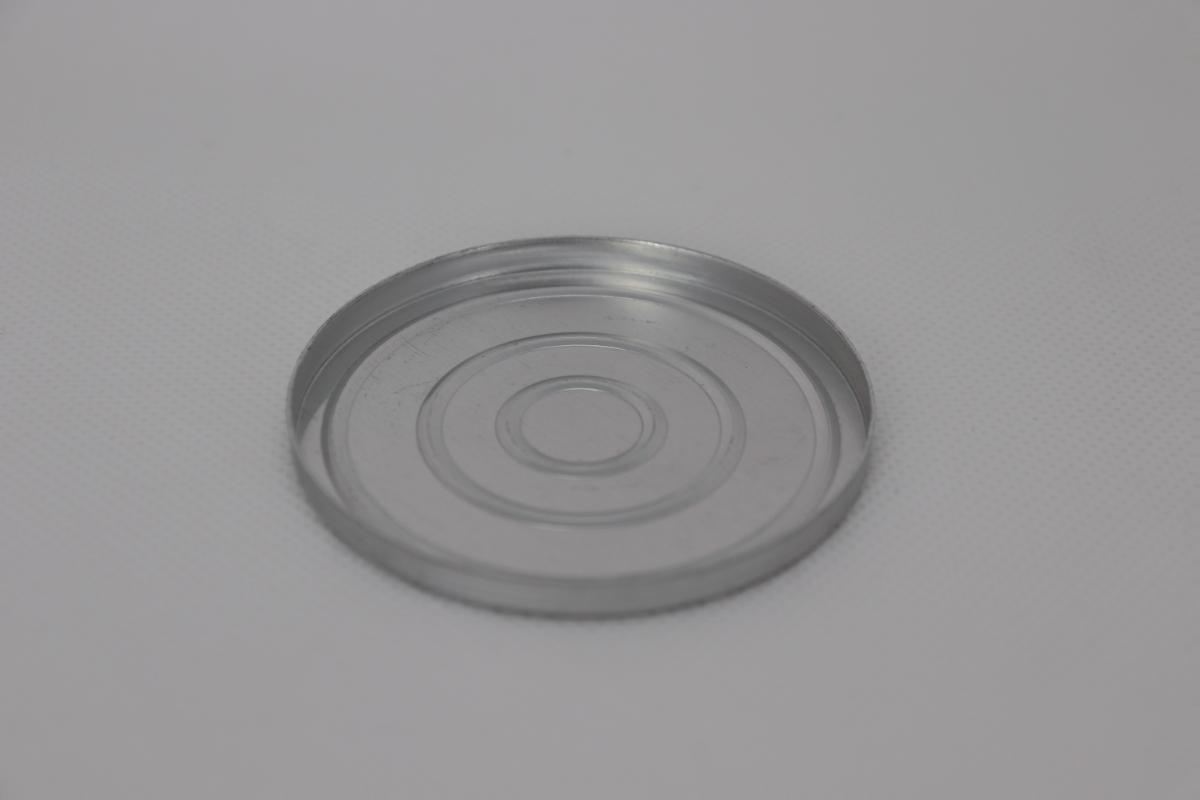 Es handelt sich um runde, schalenförmige und mit ringförmigen Vertiefungen geprägte
Behältnisse (zweiteilig bestehend aus Bodenteil und Deckel) aus Aluminium, die für die Befüllung mit Rouge oder Lidschatten vorgesehen
sind. - Antragstellerangaben -
Abbildung siehe Anlage.
Derartige Erzeugnisse gehören als "Dosen und ähnliche Behälter, aus Aluminium, für
Stoffe aller Art (ausgenommen verdichtete oder verflüssigte Gase), mit einem
Fassungsvermögen von 300 l oder weniger, ohne mechanische oder wärmetechnische
Einrichtungen, andere als solche der Unterposition 7612 9020 und 7612 9030 der
Kombinierten Nomenklatur" zum TARIC-Code 7612 9080 00.