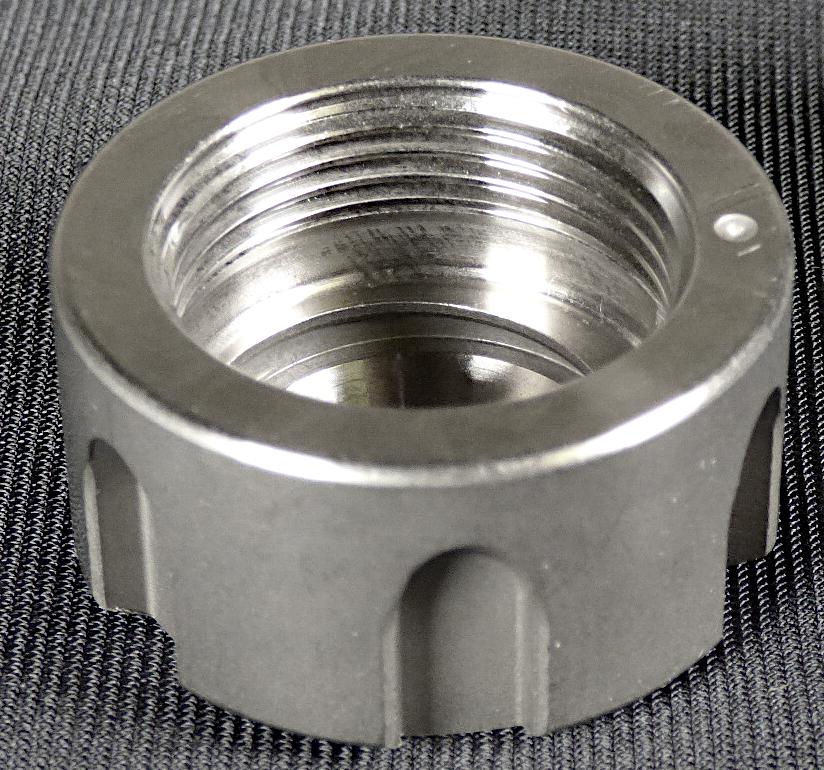 Überwurfmutter für Spannzange
- in Form eines konzentrischen Hohlerzeugnisses aus Stahl, innenseitig mit Teilgewinde
  und mit radial angebrachten Öffnungen (Abbildung siehe Anlage),
- als Bestandteil einer Spannzange zum kraftschlüssigen Aufspannen (Fixieren) eines
  Werkzeugs in einer Werkzeugmaschine,
- zur Feststellung der Spannzange,
- lieferbar in verschiedenen Typen mit unterschiedlichen Durchmessern und Bauteil-
  höhen.

"Teil, erkennbar ausschließlich für Werkzeughalter (Spannzangen) bestimmt - Überwurfmutter
 für Spannzange"