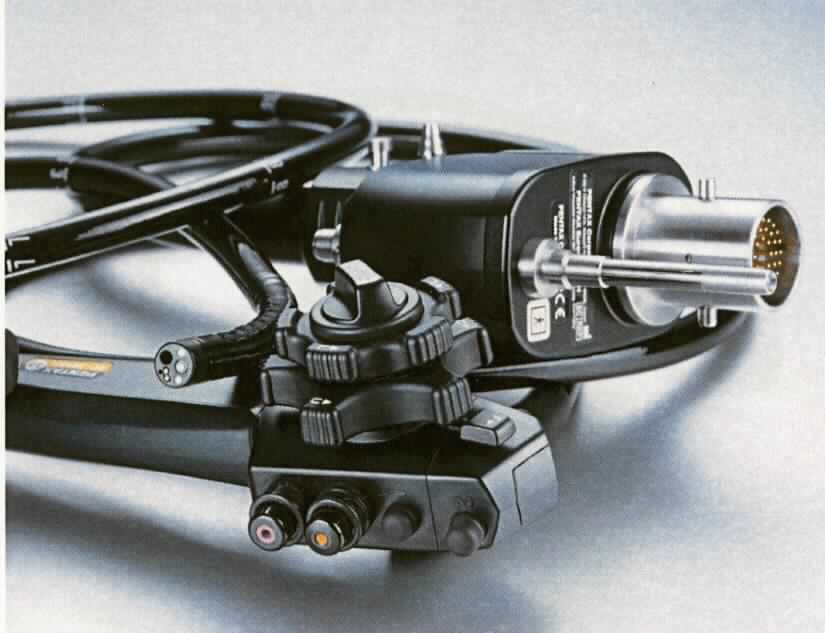 Sog. Versorgungsstecker für medizinische Endoskope, im Wesentlichen bestehend aus einem Steckergehäuse, das eine Platine (vZTA-Entscheidung DE 24648/14-1) zum Verarbeiten von Bildinformationen enthält, einen elektrischen Stecker zum Anschluss an einen Videoprozessor incl. Lichtquelle (z.B. EPK-3000 = vZTA-Entscheidung DE 15320/16-1, Pos. 9018), einen Lichtleiter zur Übertragung des Lichts von der Lichtquelle zum Endoskop, einen Absauganschluss zum Anschließen einer Absaugpumpe, ein Entlüftungsanschluss (auch zum Anschluss eines Dichtigkeitsmessers), einen Wasseranschluss zum Anschluss des Zuleitungsschlauchs einer Wasserflasche sowie einen Wasserjetanschluss zum Anschluss eines Spezialspülschlauchs. Aufgrund der vielseitigen, speziell auf den Einsatz mit einem medizinischen Endoskopsystem ausgelegten Eigenschaften des sog. Versorgungssteckers, die über die Funktion eines elektrischen Geräts hinausgehen, stellt sich dieser als erkennbares Teil eines medizinischen Endoskops dar. 
Zur äußeren Form siehe Abbildungen in Anlage. 

Die Ware wird als "Teil, erkennbar hauptsächlich für ein medizinisches Endoskop bestimmt" eingereiht.