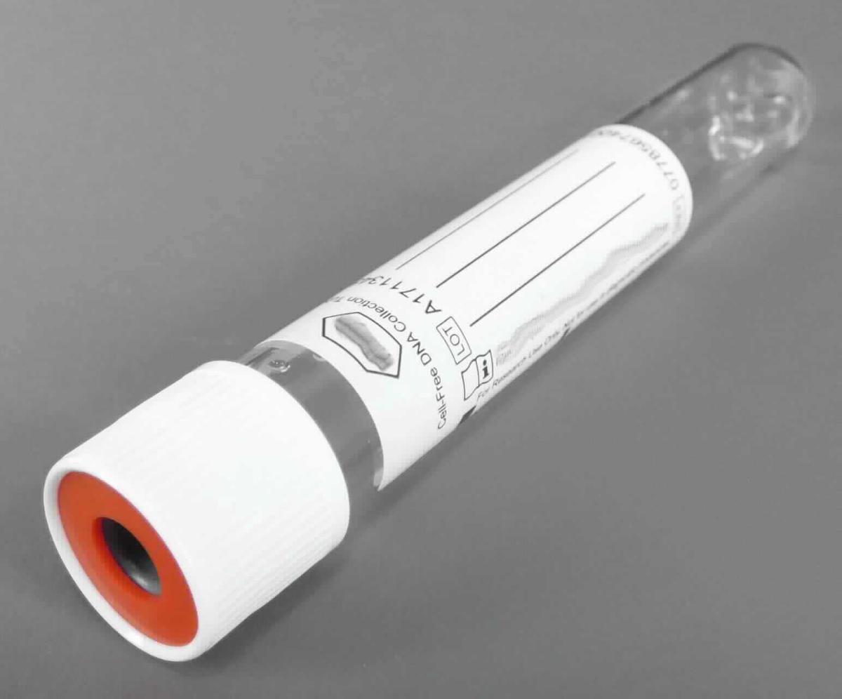 "RUO Cell-Free DNA Collection Tube 50", Materialnummer: 07785674001, in Form eines etikettierten Unterdruckröhrchens (8,5 ml) aus Kunststoff mit Stopfen, der eine Anschlussvertiefung für ein Blutentnahmesystem besitzt. Das Röhrchen enthält ein Zellkonservierungsmittel sowie k3EDTA zur Gerinnungshemmung. Es ist zur direkten Blutentnahme am Patienten mittels Adapter (nicht Gegenstand dieser vZTA-Entscheidung) geeignet. Die entnommene Blutprobe wird durch 8-10maliges Überkopfdrehen des Röhrchens gemischt. Das Entnahmeröhrchen ist speziell für die Direktentnahme, Stabilisierung und den Transport einer Vollblutprobe zur Analyse zellfreier DNA bestimmt.
Zur äußeren Form siehe Abbildung in Anlage.
Eine Einreihung in die Position 3822 kommt nicht in Betracht, da die Ware gemäß Avis zum Harmonisierten System der HS-Unterposition 9018 39 zugewiesen wird.

Die Ware wird als "andere als in den Unterpositionen (KN) 9018 3110 bis 9018 3290 genannte, den medizinischen Spritzen ähnliche Ware" eingereiht.