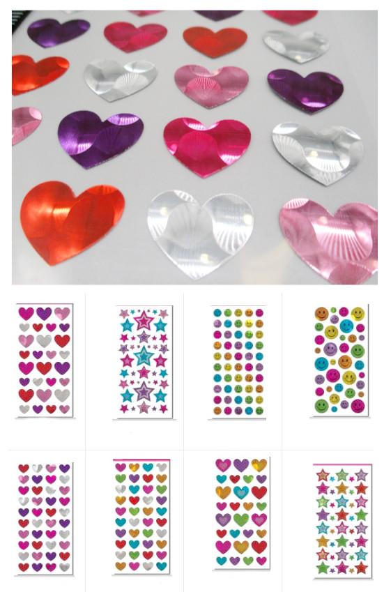 Angaben des Antragstellers:
Glitter-Sticker in verschiedenen Ausführungen, auf Bögen, aus Polyethylenterephthalat

Feststellungen an einem Warenmuster:
Es wurden vorgestanzte, selbstklebende Foliensticker (unterschiedliche Anzahl) mit unterschiedlichen Motiven (Herzen, Smileys, Sterne) vorgelegt, welche auf einem braunen Papierbogen aufgeklebt sind.
Die Sticker sind für den Einzelverkauf mit Eurolochaufhänger aufgemacht.

Befund:
Es handelt sich um andere selbstklebende Flacherzeugnisse aus Kunststoff.