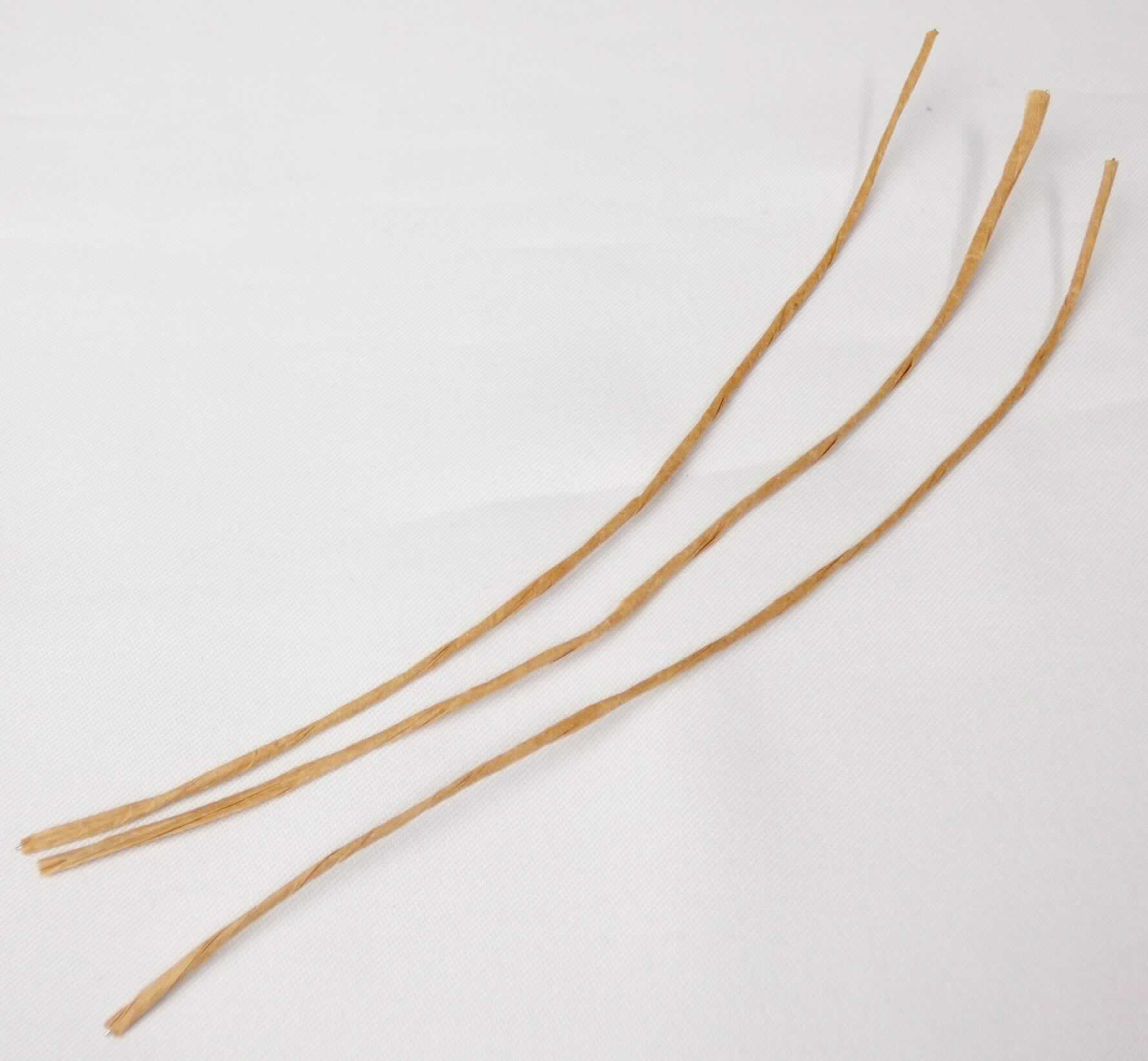 Stabstahl mit Papier umwickelt

Bei der Ware handelt es sich um einen massiven, zylinderförmigen Stab mit einem über die gesamte Länge gleichbleibenden, runden Durchmesser von ca. 0,3 mm und einer Länge von ca. 17 cm (Drahtabschnitt). Der Stab besteht aus nicht legiertem Stahl, der verzinkt und mit braunem Papier umwickelt ist. Er wird zum Befestigen von Haarbürsten auf einem Papierheader verwendet. Der Metallstab ist charakterverleihend für die aus verschiedenen Bestandteilen zusammengesetzte Ware und wird nicht in Rollen gehandelt.

Die Ware ist als "anderer Stabstahl aus nicht legiertem Stahl" in die Codenummer 7215 9000 90 0 des Zolltarifs einzureihen.