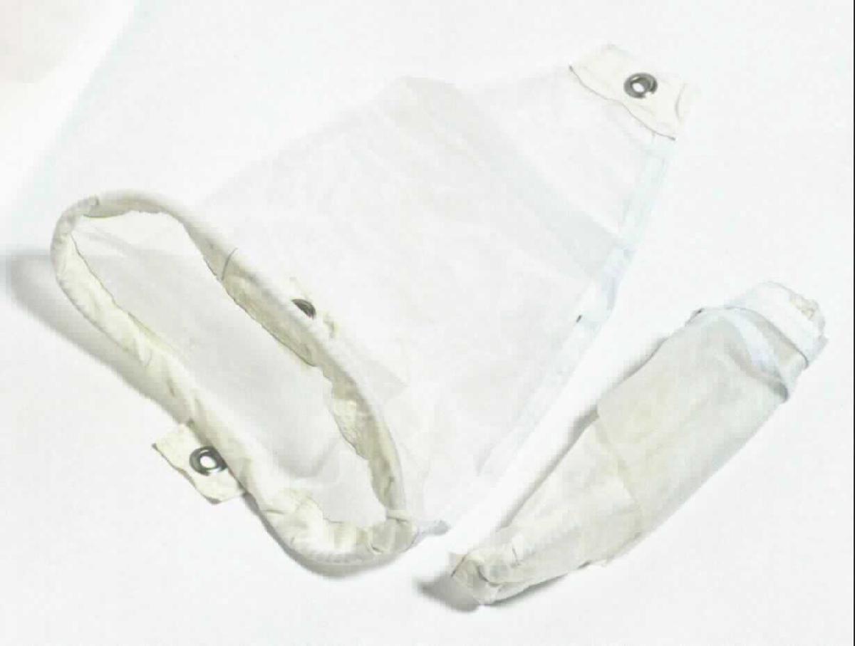 Sammlerbeutel, Foto siehe Anlage, 
- annähernd trichterförmig gearbeitet, in den Abmessungen (flachliegend) von ca. 46 cm x 29 cm bzw. 7 cm,
- aus einem ca. 0,2 mm dicken, durchscheinenden Gewebe aus laut Antrag Polyester (synthetische Chemiefasern),
- am offenen, weiten Ende mit einem schmalen Zuschnitt aus dichten Geweben, mit eingelegter Kordel aus 
  Spinnstoffen, eingefasst, sowie mit zwei angenähten Zuschnitten aus dichten Geweben, mit Ösen aus unedlem
  Metall versehen, ausgestattet,
- am geschlossenen, schmalen Ende mit einem Band aus dichten Geweben, mit eingebrachter Öse und entlang
  einer Längsseite mit einem schmalen Band aus dichten Geweben eingefasst,
- dient laut Antrag als Sammlerbeutel für einen Geschiebesammler; weist von der Konzeption her besondere 
  Merkmale auf, die erkennen lassen, dass es sich um eine Ware des technischen Bedarfs aus Spinnstoffen
  handelt, somit weder eine Ware der Position 8421, noch der Position 9015.

"Ware des technischen Bedarfs (Sammlerbeutel), aus Spinnstoffen, aufgeführt in Anmerkung 7 zu
 diesem Kapitel, aus Geweben"