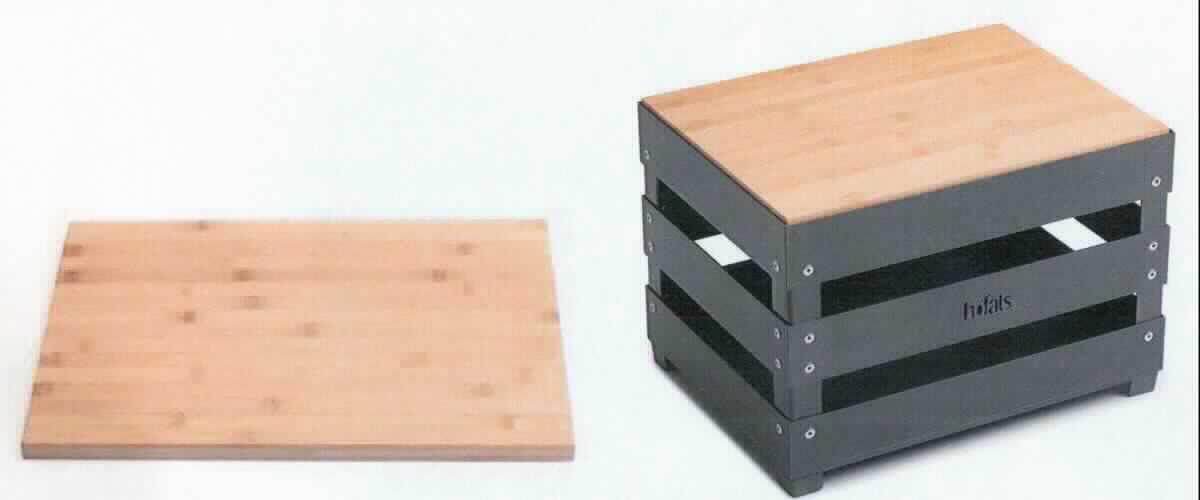 Auflagebrett für Feuerkorb
- rechteckige Auflage, dreilagig, wobei jede Lage aus Kante-an-Kante verleimten Bambus-
  lamellen besteht, UV-beständig lackiert, Abmessungen: Höhe: 1,5 cm, Tiefe: 28,5 cm,
  Länge: 38,4 cm,
- zur Verwendung als Auflage (Hocker bzw. Beistelltisch) für einen Feuerkorb durch Einlegen
  des Brettes in das Gestell des Korbes.
(Abbildung siehe Anlage)

"Andere als in den Positionen 4401 bis 4420 genannte Ware aus Holz, kein Kleiderbügel, aus Bambus"