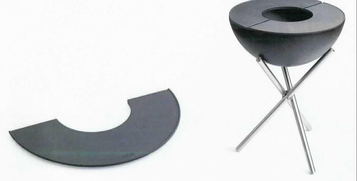 Es handelt sich um vollständig aus Gusseisen gefertigte, emaillierte Grillplatten mit halbringförmigem Umriss und einem umlaufenden Rand auf der Oberseite. Auf der Unterseite sind die Waren abgestuft und so ausgearbeitet, dass sie auf den Rand einer bestimmten Feuerschale (nicht Gegenstand dieser vZTA) aufgesetzt werden können.
Die Erzeugnisse werden gemeinsam mit der Feuerschale zum Grillen von Speisen im Haushalt (Garten) oder beim Camping verwendet, wobei das entstandene Grillgerät mit Festbrennstoffen betrieben wird.
Durchmesser: ca. 57 cm, Dicke: ca. 1,8 cm.
- Antragstellerangaben -

Abbildung siehe Anlage.

Derartige Waren gehören als "Teile aus Stahl von Grillgeräten aus Stahl, für Festbrennstoffe" zum TARIC-Code 7321 9000 00.