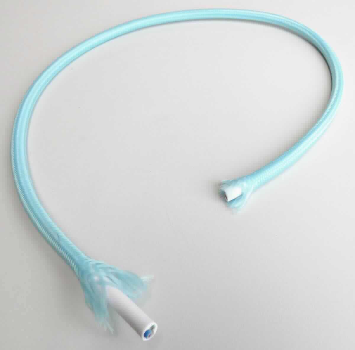 Isoliertes elektrisches Kabel, sog. "Kunststoffschlauchleitung, Art.-Nr. 13330-16VE",
- bestehend aus drei isolierten elektrischen Kupferleitern in einem PVC-Mantel mit Textilumspannung, 
  mit einem Durchmesser der Leitereinzeldrähte von weniger als 0,51 mm,
- für eine Spannung von max. 500 Volt,
- ohne Anschlussstücke, mit einer Länge von 50 m, auf einer Rolle, zur Verwendung als elektrische Anschlussleitung.

Das Erzeugnis ist als "isoliertes elektrisches Kabel, kein Wickeldraht, kein Koaxialkabel oder anderer koaxialer Leiter, kein Zündkabelsatz oder anderer Kabelsatz von der für Beförderungsmittel verwendeten Art, für eine Spannung von 1000 Volt oder weniger, nicht mit Anschlussstücken versehen, nicht von der für die Telekommunikation verwendten Art, mit einem Durchmesser der Leitereinzeldrähte von weniger als 0,51mm, für eine Spannung von mehr als 80 Volt, jedoch weniger als 1000 Volt" einzureihen.