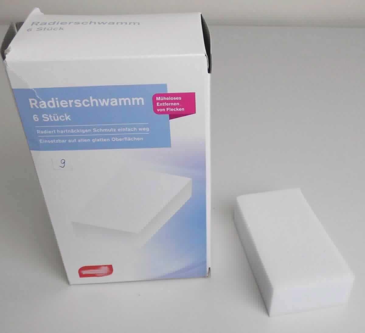 Angaben des Antragstellers:
Radierschwamm
Radierschwamm zum Entfernen von Schmutz auf Textilien und Leder
Material: Melamin

Feststellungen an einem Warenmuster:
Es wurde ein Karton mit 6 weißen Schwämmen (9,5 x 5,5 x 3 cm) aus einem Zellkunststoff (Melaminharz) vorgelegt. Die Schwämme stellen sich als Quader ohne weitere Bearbeitung dar.

Befund:
Es liegt ein rechteckiger Block aus Zellkunststoff im Sinne der Unterposition (KN) 3921 1900 vor.