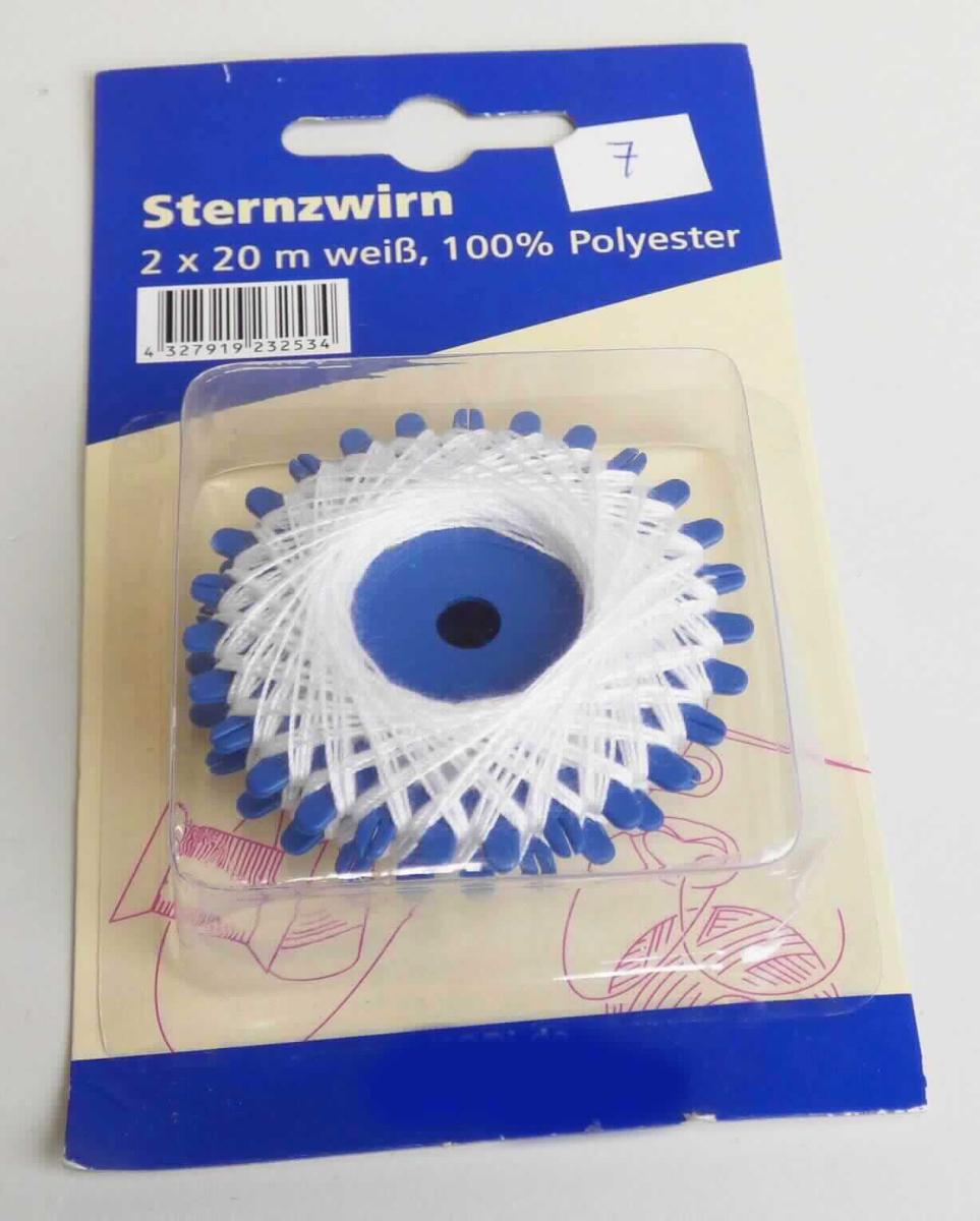 Nähgarn, sog. Sternzwirn, Art. 14194900, Foto siehe Anlage,
- 2 Stück in einer Blisterpackung mit Pappunterlage verpackt,
- gebleichte Garne aus synthetischen Spinnfasern (laut Antrag Polyester), 
- gezwirnt; mit einer Z-Drehung als letzter Drehung,
- appretiert für die Verwendung als Nähgarn,
- auf einer Unterlage (Sternkarte), mit einer Länge von laut Antrag 20 m und einem Gewicht einschließlich der 
  Unterlage von ca. 3,2 g (= Garn in Aufmachung für den Einzelverkauf).

"Nähgarn aus synthetischen Spinnfasern, in Aufmachungen für den Einzelverkauf"