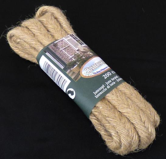 Geflecht, Foto siehe Anlage,
- mit einer bedruckten Papierbanderole umhüllt, 
- als Meterware,
- aus einem Flachgeflecht aus Garnen aus Spinnstoffen,
- soll zum Verschnüren, Dekorieren und Schmücken dienen.

"Geflecht als Meterware"