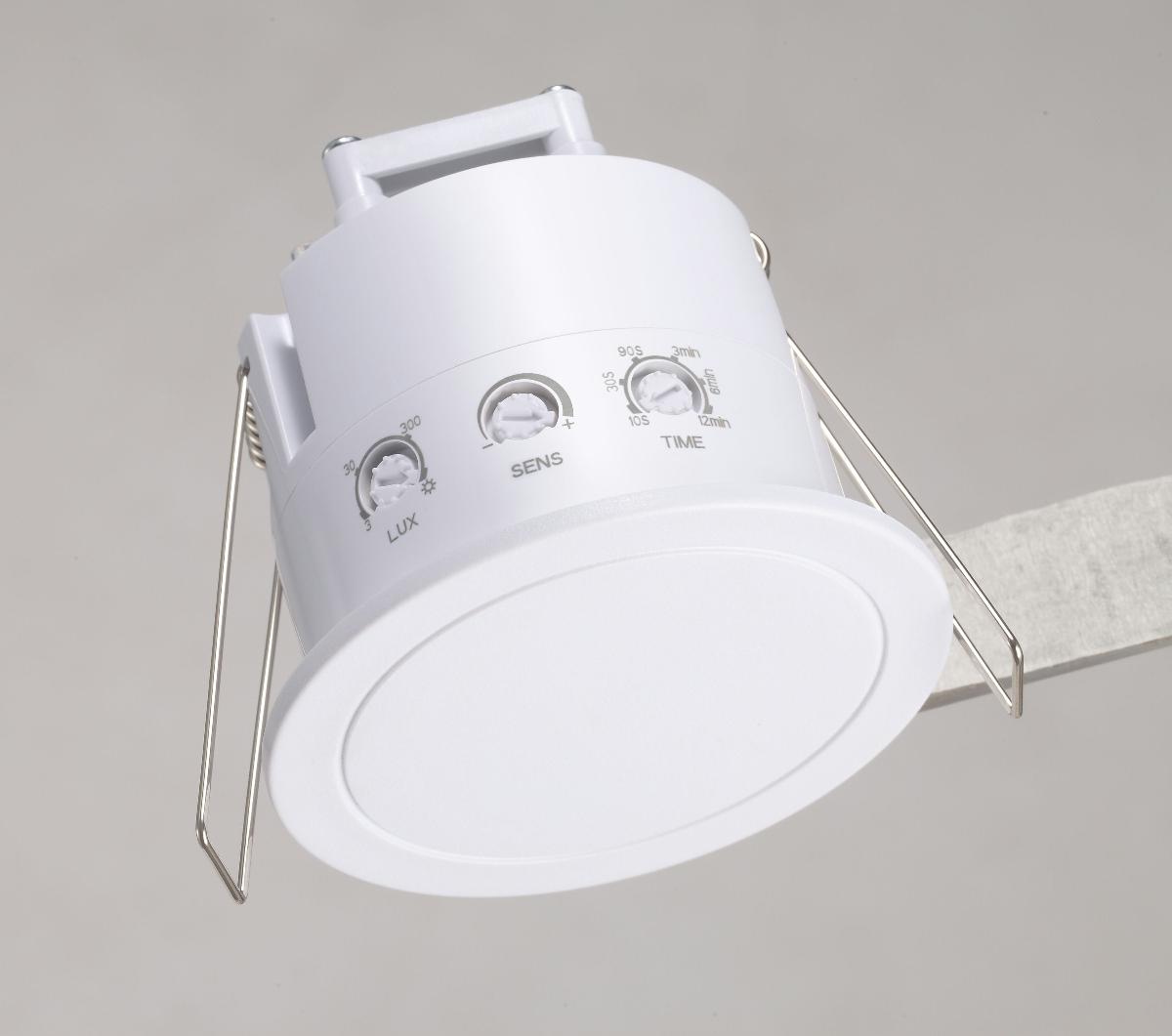 Bewegungsmelder für den Innenbereich,
bestehend aus einem spezifisch geformten, mit Befestigungsklammern 
versehenen Kunststoffgehäuse in den Abmaßen Ø76 x 66 mm, u.a.
- mit einem HF-Sensor und einem Schaltausgang,
- mit Einstellvorrichtungen für die Lichtempfindlichkeit, die Erfassungsreichweite und die Schaltzeit,
- für eine Betriebsspannung von 110-230 V,
- zur Unterputzdeckenmontage.
Der Bewegungsmelder (charakterbestimmender Bestandteil) ist gemeinsam mit Montagezubehör und einer Anleitung in einem Pappkarton in Form einer Warenzusammenstellung in Aufmachung für den Einzelverkauf verpackt.
Die Ware dient zum Auslösen eines elektrischen Schaltvorgangs bei Registrierung einer Bewegung im Erfassungsbereich.

Die Ware ist als "elektrisches Gerät zum Schließen und Unterbrechen von elektrischen Stromkreisen, für eine Spannung von weniger als 1000 V aber mehr als 60 V, kein Leistungsschalter, kein Thyristor-Wechselstromschalter, keine Chip-on-chip-Technologie, kein Schnappschalter" einzureihen.

Anlage: 1 Abbildung