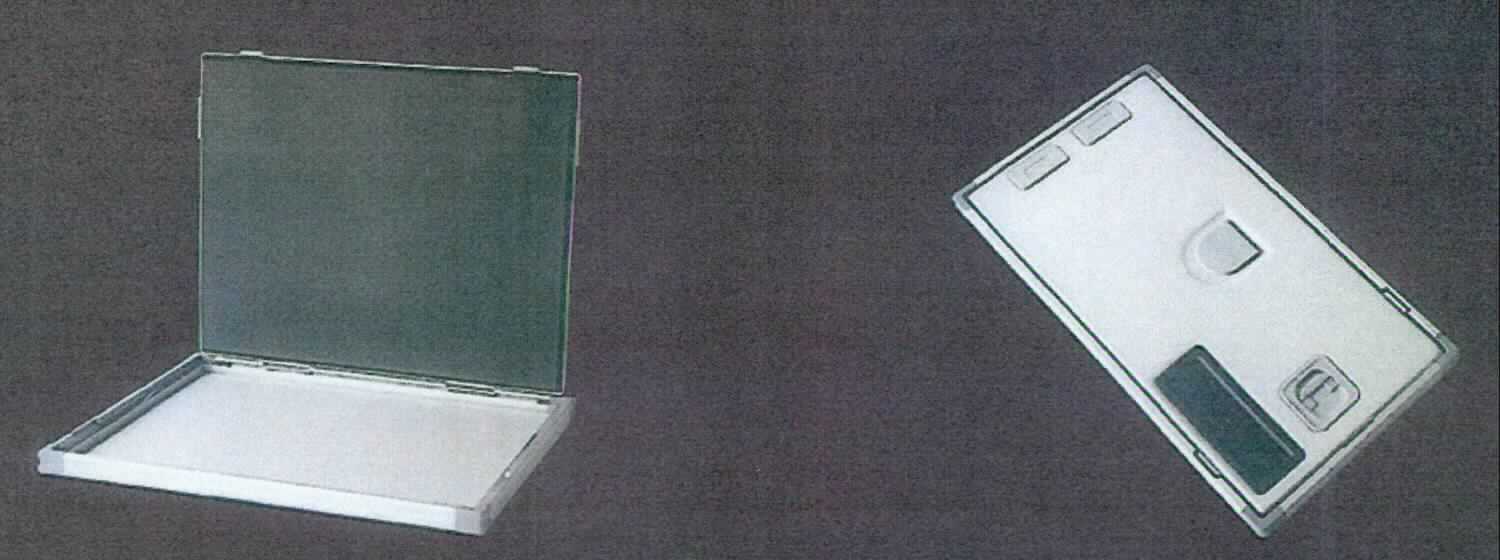 Sog. Röntgenkassetten aus Aluminium, in Form rechteckiger Kassetten, mit oder ohne Identifikationsfenster, bestehend aus beschichtetem Aluminium, in unterschiedlichen Größen (z. B. 18 cm x 24 cm, 35 cm x 43 cm, 30 cm x 90 cm), mit Klappmechanismus, abgerundeten Kunststoffecken,  und ggf. einer an der Rückseite angebrachten Aufhängevorrichtung. Innen ist in die Rückseite der Kassette eine ca. 1 cm dicke Schaumstofffolie eingeklebt, an der Vorderseite ist sie im Rahmen mit Metallfedern versehen. Verschlossen wird die Kassette durch mehrere in der Rückwand befindliche Clipverschlüsse. 
Zur äußeren Form siehe Abbildung in der Anlage.
Die speziell zur Aufnahme von Röntgenfilmen hergerichtete Ware dient der Erstellung von Röntgenbildern und wird zusammen mit einem Röntgengerät im medizinisch diagnostischen Anwendungsbereich eingesetzt. 

Die Ware wird als "Teil, erkennbar hauptsächlich bestimmt für Röntgenapparate und -geräte" eingereiht.