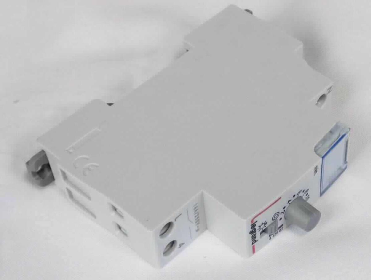 Sog. Treppenlichtzeitschalter, 
- im Wesentlichen bestehend aus einer Leiterplatte, bestückt mit einem elektromagnetischen Relais und passiven Bauelementen (u.a. Kondensatoren, Widerstände) in einem spezifisch geformten Kunststoffgehäuse zur Hutschienenmontage, u.a. mit diversen Schraubklemmen, einem Sichtfenster und zwei Einstellvorrichtungen (Laufzeit- und Dauerlichteinsteller), 
- für eine Spulenspannung von 24 V und eine Stromstärke von 16 A, 
- ohne Uhrwerk oder Synchronmotor (keine Ware der Position 9107),
- zum automatischen Schließen und Unterbrechen von Stromkreisen,
- in einer bedruckten Pappschachtel mit einer Anleitung (De-minimis-Regel) verpackt.

Die Ware wird als "elektrisches Gerät zum Schließen und  Unterbrechen von elektrischen Stromkreisen, Relais, für eine Spannung von 60 V oder weniger, für eine Stromstärke von mehr als 2 A, nicht für bestimmte Luftfahrzeuge, keine Ware der TARIC-Codes 8536 4190 40 oder 8536 4190 50" eingereiht.

Anlage: 1 Abbildung