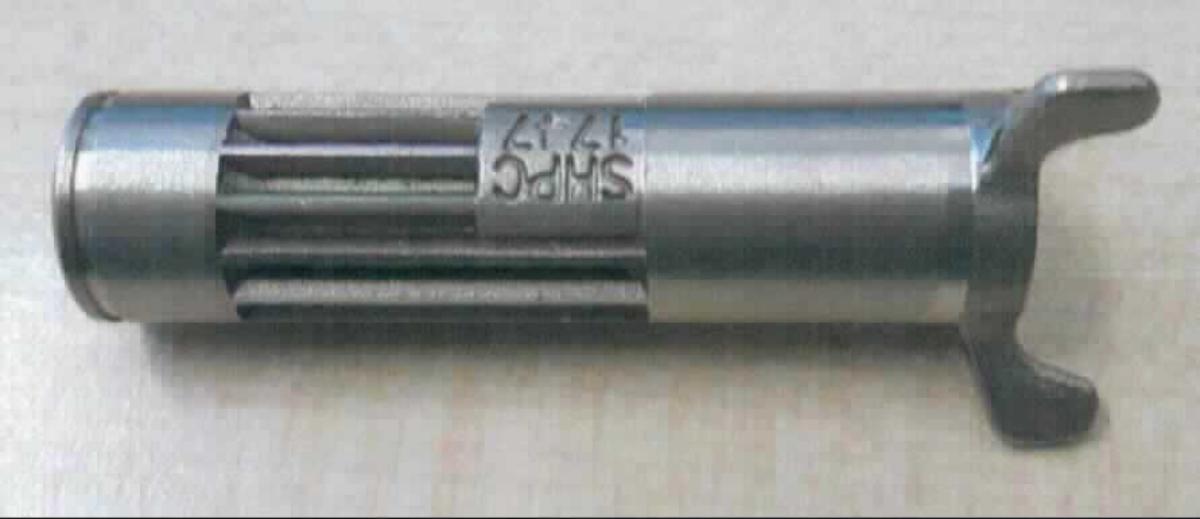 Antriebswelle aus Stahlguss

Bei der Ware handelt es sich um eine im Feingussverfahren hergestellte sog. Antriebswelle aus Stahl (Werkstoff 1.4301). Das annähernd zylinderförmige, massive Erzeugnis (Durchmesser ca. 16 mm; Länge ca. 68 mm) weist etwa mittig eine ca. 27 mm lange, umlaufende Verzahnung, sowie eine kreisrunde, nicht durchgehende Querlochung auf.
Ein Ende ist mit einer kreisrunden, ca. 10 mm tiefen Lochung, das andere Ende mit einer ca. 20 mm tiefen Lochung sowie drei abstehende "Flügel" versehen.
Die sog. Antriebswellen werden an Handgriffen abnehmbarer Anhängerkupplungen von Kraftfahrzeugen verbaut und dienen der Verriegelung und Arretierung.

Die Ware ist nach ihrer Beschaffenheit als "andere gegossene Ware aus Stahl" in den TARIC-Code 7325 9990 90 einzureihen.