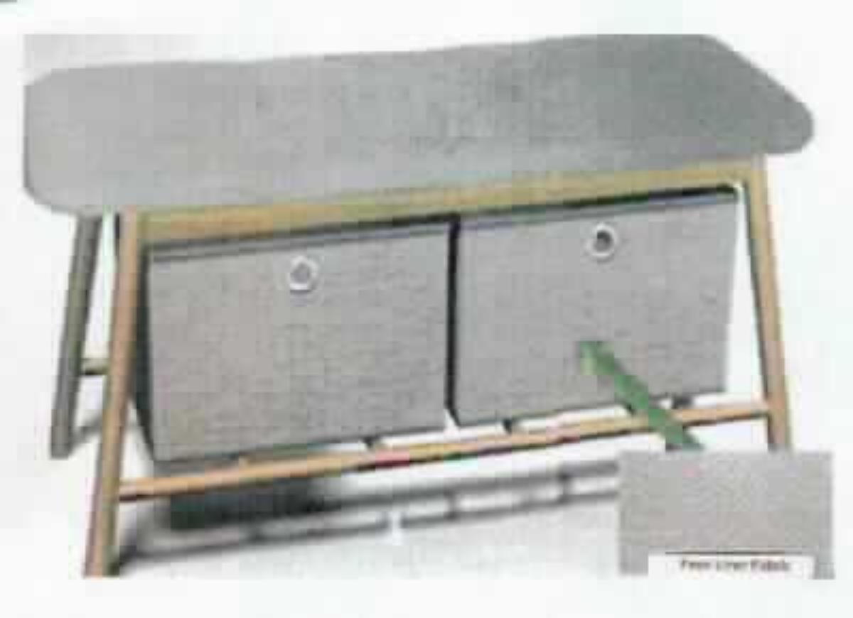 Bei der als "Garderobenbank - RFW-8402 033-00" bezeichneten Ware handelt es sich um eine zusammengesetzte Ware, bestehend aus einem gepolsterten Sitzmöbel in Form einer Sitzbank mit einem passgenauen Sitzkissen und zwei Aufbewahrungskörben. 
Die  90 x 45 x 30 cm (B x H x T) große Bank besteht aus einem Gestell aus vier Beinen mit Querverstrebungen aus Bambus, welches eine Sitzfläche sowie eine darunter befindliche Ablagefläche für die Körbe bildet. Sie ist mit zwei rechteckigen, ca. 34 x 27 x 18 cm (B x T x H) cm  großen Körben aus Kunstfasergewebe ausgestattet, die jeweils über ein Eingriffsloch verfügen. 

Charakterbestimmender Bestandteil der zusammengesetzten Ware ist aufgrund des Umfangs und der Bedeutung für die Verwendung das gepolsterte Sitzmöbel.

Die Ware ist als "anderes als in der Position 9402 genanntes Sitzmöbel, nicht von den Unterpositionen (HS) 9401 10 bis 9401 59 erfasst, mit einem Gestell aus Holz, gepolstert" einzureihen.