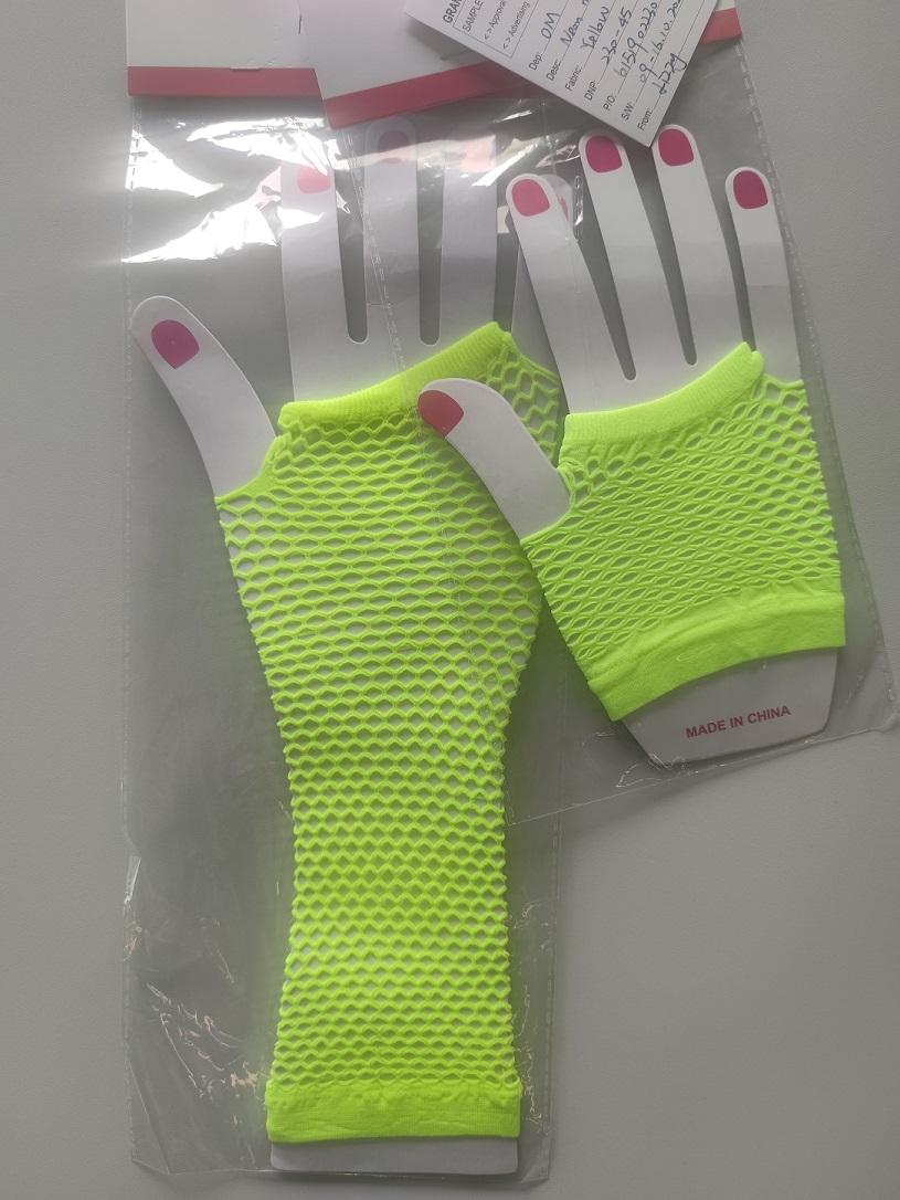 Stulpen, sog. Armstulpen, in Einheitsgröße, Foto siehe Anlage,
- laut Antrag in verschiedenen Farben und Längen,
- als Paar auf einer Papphand aufgebracht und in einem Polybeutel mit bedrucktem Pappaufhänger
  verpackt,
- aus laut Untersuchungsergebnis einfarbigen, überwiegend netzartig durchbrochen gearbeiteten
  Gewirken aus synthetischen Chemiefasern, wobei die Antragsangaben von 85 % Polyamid und
  15 % Elasthan als zutreffend angesehen werden können,
- mit Löchern für den Daumen und den kleinen Finger,
- am oberen und unteren Rand durch Umschlagen und Festnähen gesäumt (somit konfektioniert),
- bedecken je nach Länge den Unterarm sowie das Handgelenk und die Hand bis zu den Finger-
  knöcheln, jedoch nicht die Finger; ohne ausgearbeiteten Daumen und ausgearbeitete Finger,
  somit kein Handschuh,
- individuelles (selbstständiges) Einzelstück, das eine Ergänzung von Kleidung darstellt,
- aufgrund des eigenen Gebrauchswertes keine Ware der Position 9505,

"Anderes konfektioniertes Bekleidungszubehör (Stulpen), aus elastischen Gewirken"