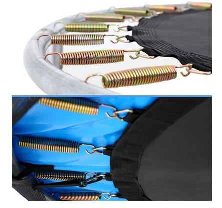 Bei der durch Datenblätter mit Abbildungen veranschaulichten Ware handelt es sich um ein noch nicht zusammengesetztes Trampolin (Durchmesser ca. 305 cm, Höhe ca. 70 cm), bestehend aus
- einem schwarzen Sprungtuch, das von einer gepolsterten Abdeckung umrahmt 
  und mittels 64 Stahlfedern an einem Rahmengestell aus unedlem Metall befestigt
   ist, 
- einem Sicherheitsnetz aus Spinnstoffen, das seitlich anzubringen und mit einer
  Zugangsöffnung, die mit einem Doppelverschlusssystem verschlossen werden
  kann, versehen ist,
- acht gepolsterten Stangen, an denen das Sicherheitsnetz angebracht wird,
- einer Leiter aus unedlem Metall mit zwei Sprossen,
- gemeinsam mit einer Aufbauanleitung, Montagematerial und Montagewerkzeug für
  den Einzelverkauf aufgemacht.

Das Trampolin ist dazu vorgesehen, im Außenbereich aufgestellt zu werden und dient der allgemeinen körperlichen Ertüchtigung. 

Derartige Erzeugnisse werden zolltarifrechtlich als "Geräte und Ausrüstungsgegenstände für die allgemeine körperliche Ertüchtigung, andere als von den TARIC-Codes 9506 1110 00 bis 9506 9110 00 erfasst" eingereiht.
