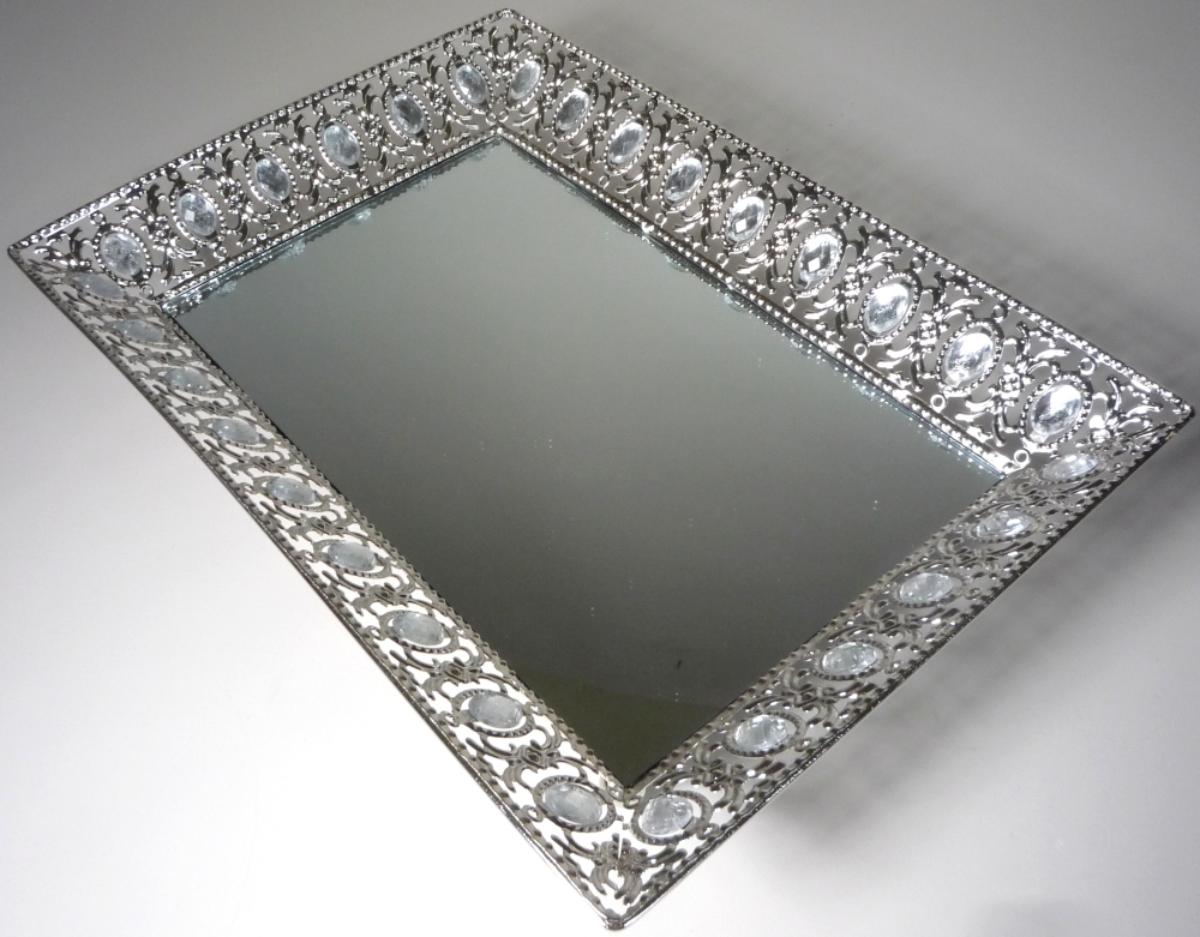 Glasware zur Verwendung bei Tisch oder in der Küche, sog. Deko-Spiegeltablett (Art.-Nr. 272802),
Foto siehe Anlage,
- in Form eines Tabletts,
- aus gewöhnlichem, verspiegeltem Glas, den Boden des Tabletts bildend,
- - ohne Hinweise auf manuelle Glasentnahme (mechanisch gefertigt),
- aus unedlem Metall, das den ornamentartig gearbeiteten Rahmen bildet; mit vier Stellfüßen am Boden,
- aus Kunststoff (laut Antrag Acryl) in Form von Nachbildungen von Diamanten, die in den Rahmen
  eingesetzt sind,
- rechteckig, in den Abmessungen: ca. 34,5 cm (Breite) x 5 cm (Höhe) x 23,5 cm (Tiefe),
- das verspiegelte Glas bestimmt nach dem Umfang und seiner Bedeutung in Bezug auf die Verwendung
  den wesentlichen Charakter der Ware.

"Glasware zur Verwendung bei Tisch oder in der Küche (Tablett), aus gewöhnlichem Glas,
 mechanisch gefertigt"