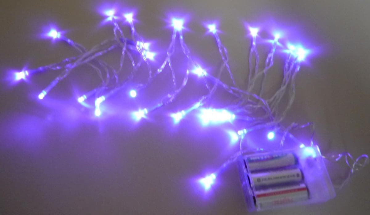 Die sog. Lichterkette Artikelnummer 269360 ist ein Beleuchtungskörper mit 30 im Dauerlicht weiß leuchtenden LED-Leuchtstellen, mit farblosem Kunststoff isolierten elektrischen Kabeln, einem quaderförmigen Batteriefach für drei Batterien der Baugröße AA aus klarsichtigem Kunststoff, das ebenfalls die elektronischen Bauteile und einen Schiebeschalter (Ein-Aus) enthält.
Die ungefähren Kabelmaße sind: zwischen den Leuchtstellen 10 cm und vom Batteriefach zur ersten Leuchtstelle 32 cm.
Die LED-Leuchtstellen sind Kerzen ähnlich, wobei die gepressten Kabelverbindungen mit der LED durch grauen Schrumpfschlauch geformt sind.

Das Erzeugnis ist als "Beleuchtungskörper, anderweit weder genannt noch inbegriffen, elektrische Beleuchtungen von der für Weihnachtsbäume verwendeten Art" einzureihen.