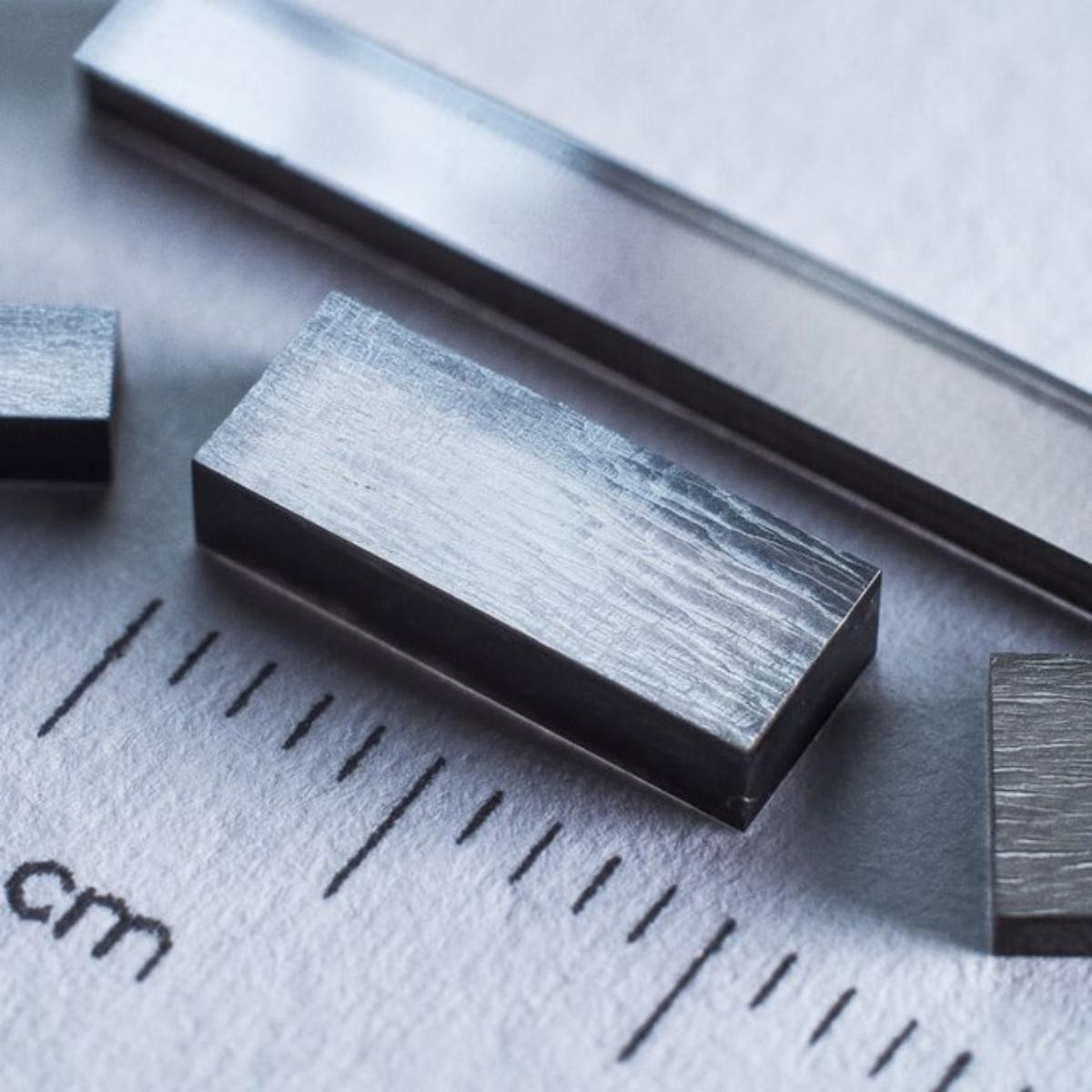 Es handelt sich um quadratische Platten / Quader aus synthetischem polykristallinem Diamant (CVD). Die Waren sind entsprechend den Kundenwünschen gesägt (grob geschnitten) aber nicht weiter bearbeitet (insbesondere nicht poliert oder geläppt) und weisen eine matte, raue Oberfläche auf.
- Antragstellerangaben -
Nach einer weiteren Bearbeitung werden die Waren z.B. zur Herstellung von Werkzeugen für industrielle Anwendungen eingesetzt. 

Abbildung siehe Anlage.

Derartige Erzeugnisse gehören als "synthetische Edel- oder Schmucksteine, auch bearbeitet oder einheitlich zusammengestellt, jedoch weder aufgereiht noch montiert oder gefasst, andere, Diamanten, nur gesägt oder grob geformt zur Unterposition 7104 2010.