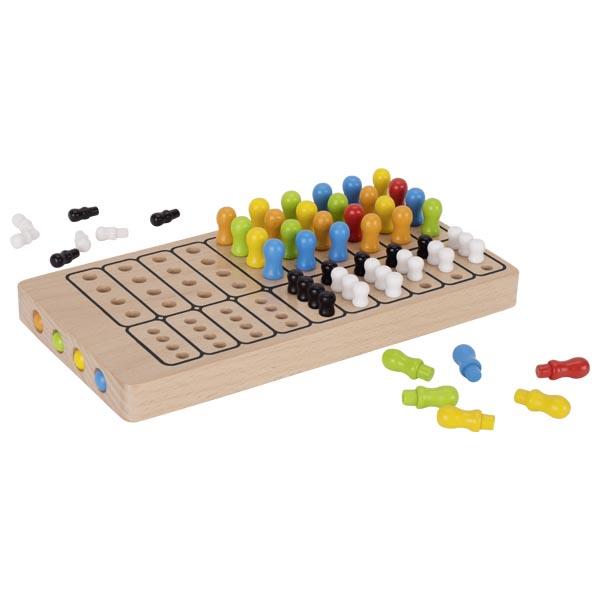 Nach den Angaben der Antragstellerin sowie der vorliegenden Abbildung handelt es sich bei dem sog. "Master Logic Spiel, Artikel HS018" um ein Gesellschaftsspiel, bestehend aus
- einem Spielbrett aus Holz (ca. 23 x 12 x 2 cm),
-- auf der Oberseite mit 40 großen und 40 kleinen Löchern in jeweils zehn Reihen aufgeteilt,
-- an einer Schmalseite mit vier versteckten Löchern versehen,
- je 30 Spielsteine in den Farben grün, orange, gelb, blau und rot (ca. 2,5 cm lang)
- je 20 Spielsteine in schwarz und weiß (ca. 1,8 cm lang),
- die Spielsteine sind in der Art von Steckern gestaltet und aus Holz gefertigt.

Am Anfang des Spiels wird ein Farbcode mit den farbigen Spielsteinen von einem Mitspieler in die vier versteckten Löcher gesteckt. Ziel des Spiels ist es, den gesteckten Farbcode in möglichst wenigen Schritten zu entschlüsseln. Dafür setzt der Spieler eine Kombination aus vier farbigen Spielsteinen in eine Reihe des Spielbretts und mittels des Code-Steckers (weiße und schwarze Steine) teilt der Mitspieler mit ob eine Farbe falsch ode richtig gesteckt ist. Gewinner ist derjenige, der mit den wenigsten Versuchen (Farbreihen) den Code entschlüsselt.

Das Spiel ist gemeinsam mit einer Spielanleitung in einem bunt bedruckten Pappkarton verpackt.

Derartige Erzeugnisse werden zolltarifrechtlich als "anderes als von den Unterpositionen (KN)
9504 2000 bis 9504 9010 genanntes Gesellschaftsspiel" eingereiht.
