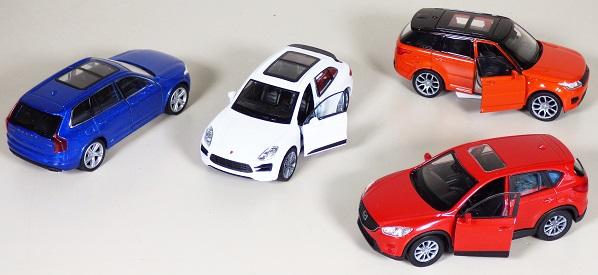 Nach Antragsangaben und Warenmuster handelt es sich um ein Modell mit eingebautem Motor in verschiedenen Varianten (Fahrzeugmarken, Farben), sog. "Artikel 12316 - SUV, 4fach, 12er Display",
- Modell einer Geländelimousine,
- in den Abmessungen von ca. 11,5 x 4,5 x 4 cm,
- mit einer Karosserie aus lackiertem Metall,
- mit Unterboden, Innenraum, Scheiben und beweglichen Rädern aus Kunststoff,
- mit zwei zu öffnenden Seitentüren,
- mit einem Rückzugmotor ausgestattet,
- dient der spielerischen Unterhaltung von Kindern,
- in einem 12er Display verpackt.

Im Hinblick auf das äußere Erscheinungsbild und den Umfang bestimmt das unedle Metall den Charakter der aus verschiedenen Stoffen bestehenden Ware.

Solche Erzeugnisse sind zolltarifrechtlich als "anderes Modell als von den Unterpositionen (KN) 
9503 0010 bis 9503 0070 erfasst, mit eingebautem Motor, nicht aus Kunststoff" einzureihen.