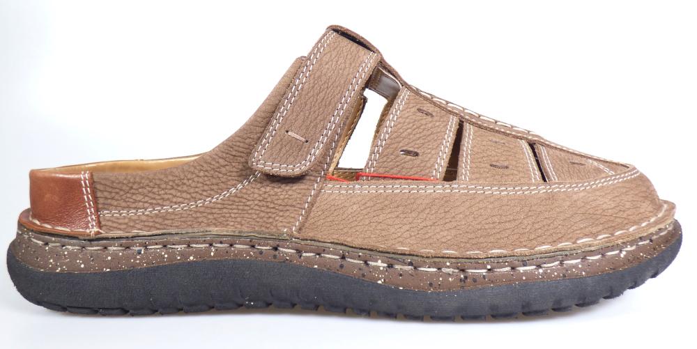 Clogs, sog. Gallus Sandale, Apollo 13, Größe 42, Foto siehe Anlage,
- mit Laufsohlen aus laut Antrag Kunststoff,
- mit Oberteil (mit Aussparungen; nicht geschlossenes Blatt) aus Leder,
- mit Klettverschluss über dem Spann,
- mit kontrastfarbenen Nähten,
- mit einer größten Höhe des Absatzes und der Sohle von ca. 3,6 cm, damit keine Ware der 
  Unterposition (KN) 6403 9936.

"Schuhe mit Laufsohlen aus Kunststoff und Oberteil aus Leder, andere als in den Unterpositionen 
 (KN) 6403 1200 bis 6403 9905 genannte, deren Blatt nicht geschlossen ist, mit Absatz und Sohle 
 mit einer größten Höhe von mehr als 3 cm"