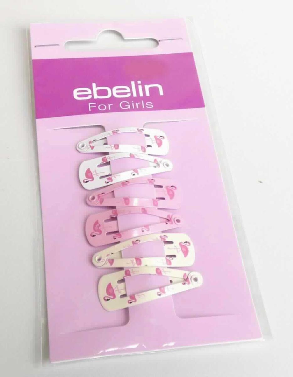 Es handelt sich bei den sog. "Haarclips (LAN 11884)" um Haarspangen aus unedlem Metall, in Form eines Sets mit jeweils zwei weißen-, zwei creme- und zwei pinkfarbenen, annähernd tropfenförmigen und leicht gebogenen (Länge: ca. 3,2 cm / Breite max. ca. 1 cm) Clips, mit Flamingomuster.

Das in einer Kunststofftüte auf einer Verkaufskarte mit Aufhängeöse für den Einzelverkauf aufgemachte Erzeugnis (je 6 Stück) dient zum Zusammenhalten des Haares und zugleich als Schmuck, indem es mittels eines Clip-/Klickmechanismus im Haar befestigt wird.

Die Ware ist als "Haarspange, aus anderen Stoffen als Hartkautschuk oder Kunststoff" einzureihen.