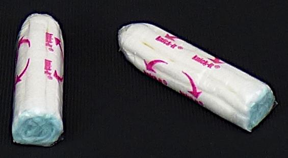Es handelt sich um etwa 4,8 cm lange zylinderförmige Tampons mit abgerundeter Kuppe, bestehend aus einem gepressten, gerillten, saugfähigen Watteband aus Viskosefasern (Chemiefasern) mit einer dünnen Umhüllung aus perforiertem Spinnstofffaservlies (PP/ Polyester) und einem am unteren Ende liegenden wasserabweisenden Rückholfaden. Die Tampons sind einzeln in Kunststofffolie verpackt.

Abbildung siehe Anlage.

Derartige Waren gehören als "Tampons, aus Spinnstoffwatte" zum TARIC-Code 9619 00 30 00, da es sich um eine aus verschiedenen Stoffen zusammengesetzte Waren handelt, deren wesentlicher Charakter nach dem Umfang sowie im Hinblick auf die Bedeutung in Bezug auf die Verwendung durch den Anteil an Spinnstoffwatte bestimmt wird.