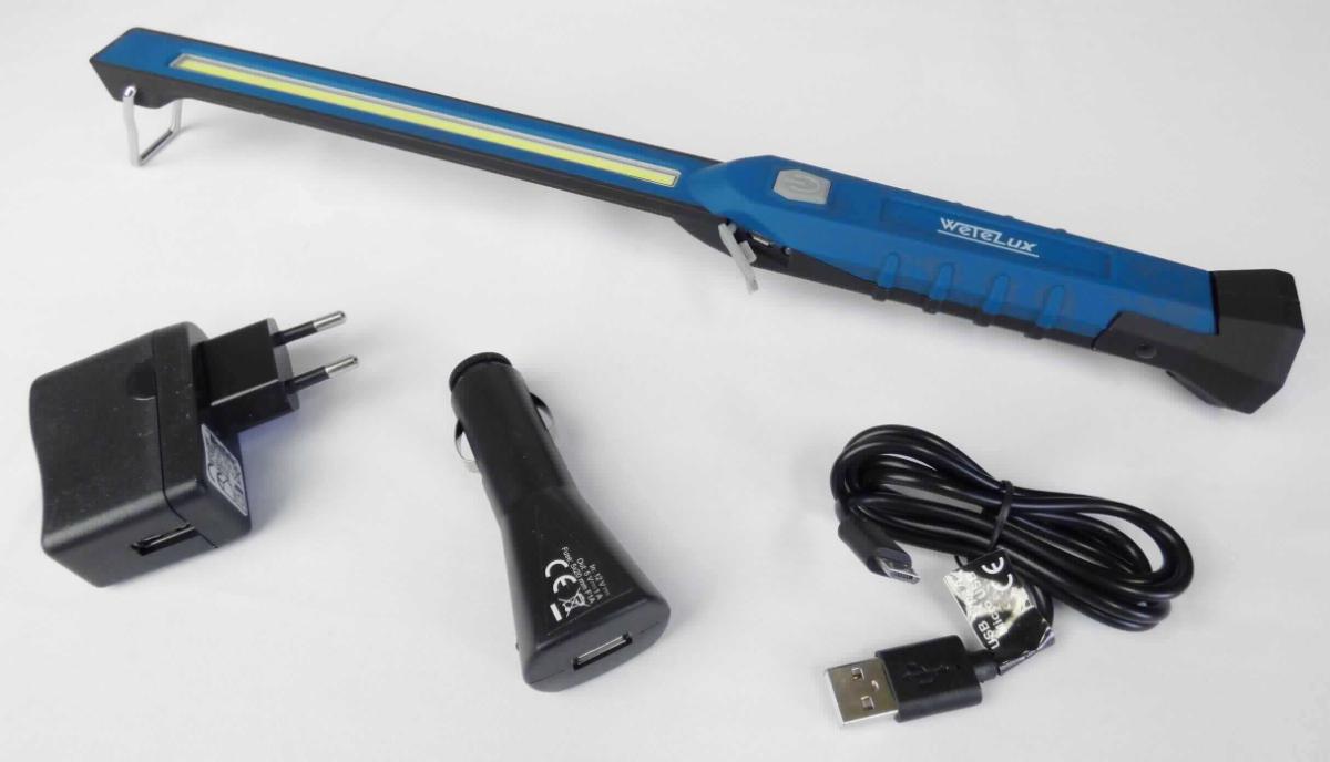 "Inspektionsleuchte 2+1 LED"
- aus einem stabförmigen Kunststoffgehäuse mit eingebautem Akkumulator, USB-Stromanschluss, 
  Ein-/Ausschalter, seitlichem Leuchtfeld mit mehreren weiß-leuchenden Leuchtdioden (COB-LED, 
  Farbtemperatur 7000 K) in zwei Helligkeitsstufen und einem weißen LED-Kopflicht aus zwei 
  Leuchtdioden (Farbtemperatur 8000 K), am unteren Ende des Griffstückes mit einer 
  schwenkbaren Magnethalterung ausgestattet, am oberen Ende mit einem ausklappbaren
  Aufhängebügel aus Metall versehen, in den Abmessungen: ca. 360 x 40 x 24 mm, 
- zur Verwendung als tragbare Leuchte (so gebaut, dass sie während ihrer Verwendung
  in der Hand gehalten, an der Person getragen oder an einem tragbaren Gegenstand
  befestigt werden kann),
- gemeinsam mit einem Netzstecker, einem 12-Volt-Ladestecker, einem USB-Ladekabel und 
  einer Bedienungsanleitung (Beipack) in einer dafür üblichen Verkaufsverpackung für den 
  Einzelverkauf aufgemacht.
(Abbildung siehe Anlage)

Der Charakter der Warenzusammenstellung wird hinsichtlich der Bedeutung für die Verwendung
durch die tragbare Leuchte bestimmt.

"Tragbare elektrische Leuchte zum Betrieb mit eigener Stromquelle, kein Beleuchtungsgerät für 
 Kraftfahrzeuge oder Fahrräder (Warenzusammenstellung in Aufmachung für den Einzelverkauf,
 aus tragbarer elektrischer Leuchte -charakterbestimmend- und Beipack)"
