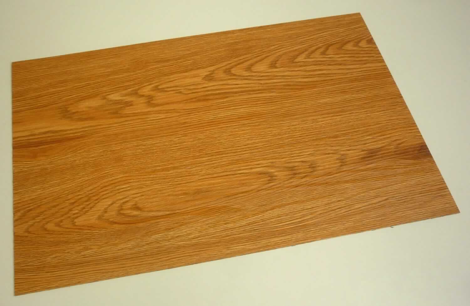 Angaben des Antragstellers:
Tischset - Rotbuche, 30,5 x 45,7 cm in Holzoptik (auch in den Farben Eiche natur, Pinie grau, Vintage, Pinie natur)
Material: PVC

Untersuchungsergebnisse an einem Warenmuster:
Es wurde eine rechteckig zugeschnittene, dunkelgraue, biegsame Kunststoffplatte (Dicke: ca. 1,3 mm) vorgelegt. Die Platte ist auf der Oberseite mit einem Holzstrukturmuster versehen.

Befund:
Es liegt eine Kunststoffplatte aus weichgemachtem Polyvinylchlorid im Sinne der Unterposition (HS) 3920 43 vor.