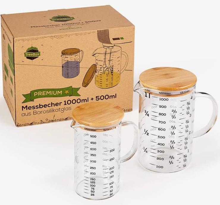 Messbecher aus Glas, Foto siehe Anlage,
- becherförmiges Gefäß mit einer Ausgusstülle und einem Henkel,
- aus klarsichtigem Borosilikatglas (laut Antrag),
- mit verschiedenen Maßeinteilungen (Liter / Milliliter / UK Cups / UK Pint / UK Fl. oz.) bedruckt,
- mit einem Deckel aus Holz (laut Antrag Bambus) mit einer Dichtung aus Kunststoff,
- in zwei verschiedenen Größen:
- - mit einer Höhe von ca. 16﻿,﻿5 cm und einem Durchmesser von ca. 8﻿,﻿3 cm,
- - mit einer Höhe von ca. 18﻿,﻿5 cm und einem Durchmesser von ca. 10﻿,﻿2 cm,
- das Glas bestimmt nach dem Umfang und seiner Bedeutung in Bezug auf die Verwendung
  den wesentlichen Charakter der Ware.

"Glasware zur Verwendung in der Küche, kein Trinkglas, weder aus Glaskeramik noch
 aus Bleikristall, aus Glas mit einem linearen Ausdehnungskoeffizienten von 5 x 10^-6 oder
 weniger je Kelvin bei Temperaturen von 0 °C bis 300 °C"