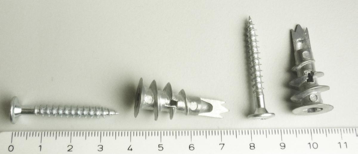 Sogenannter Hohlraumdübel mit Schraube, PDM 100, Art-Nr. 42793 

Es handelt sich um aus verschiedenen Bestandteilen zusammengesetzte Erzeugnisse, bestehend aus einem Dübel aus einer Zinklegierung aus gewichtsmäßig vorherrschendem Zinkgehalt und einer passgenauen Schraube aus Stahl mit Senkkopf mit Kreuzschlitz und einem nicht bis zum Kopf reichenden Gewinde, dessen Ende zu einer Spitze ausgearbeitet ist. Der Dübel ist speziell für die Befestigung von Gegenständen auf Gipsfaser- bzw. Gipskartonplatten gearbeitet.
Zink herrscht gewichtsmäßig gegenüber jedem anderen unedlen Metall vor.
Die Waren sind zu 100 Stück in einem Karton verpackt.
- Antragstellerangaben -
Abbildung siehe Anlage.

Derartige Erzeugnisse gehören als "andere Waren aus Zink" zum TARIC-Code 7907 0000 00.