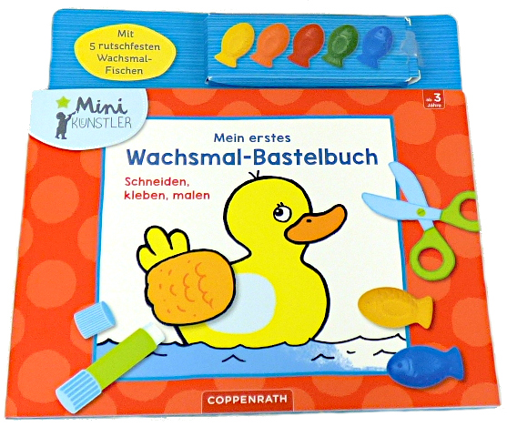 Es handelt sich bei dem Erzeugnis mit der Artikelnummer 64196 um eine Warenzusammenstellung in Aufmachung für den Einzelverkauf bestehend aus

- einem broschierten Druckerzeugnis für Kinder (Format: etwa 27,9 x 21,0 cm Umfang 16 Bogen, Klebebindung), mit einem Umschlag aus bedrucktem Kartonpapier. Jeder Bogen ist vorderseitig im Wesentlichen mit einer kindgerechten Strichzeichnung bedruckt und kann entlang einer Perforation aus der Broschüre herausgetrennt werden. Neben den Zeichnungen befindet sich ein entlang einer Perforation abtrennbarer Streifen, der mit Formen oder Motiven bedruckt ist, die ausgeschnitten und auf die entsprechenden Schattenrisse in den Strichzeichnungen geklebt werden sollen. Rückseitig sind die Bogen neben den Worten "für", "von" und "am" mit gepunkteten Schreiblinien bedruckt.

- fünf Nachbildungen von Fischen aus Wachs in verschiedenen Farben (gelb, orange, rot, grün und blau). Sie können wie ein Wachsmalstift verwendet werden, haben jedoch keine Stiftform. Sie sind in einer Schachtel aus Pappe verpackt, die auf dem oberen Rand der Innenseite des verlängerten Hinterdeckels der oben beschriebenen Ware befestigt ist. Auf Grund der Form handelt es sich nicht um Stifte der Position 9609. Hinweise auf eine Handarbeit liegen nicht vor.

Das Malbuch besitzt einen höheren Wert im Vergleich zu den Stiften, die jedoch mengenmäßig einen höheren Anteil ausmachen. Damit ist ein charakterbestimmender Bestandteil nicht feststellbar, so dass die Warenzusammenstellung in die zuletzt genannte, der gleichermaßen in Betracht kommenden Positionen einzureihen ist.

Die Ware ist als "geformte oder geschnitzte Waren aus Wachs, anderweit weder genannt noch inbegriffen, nicht handgearbeitet" einzureihen.