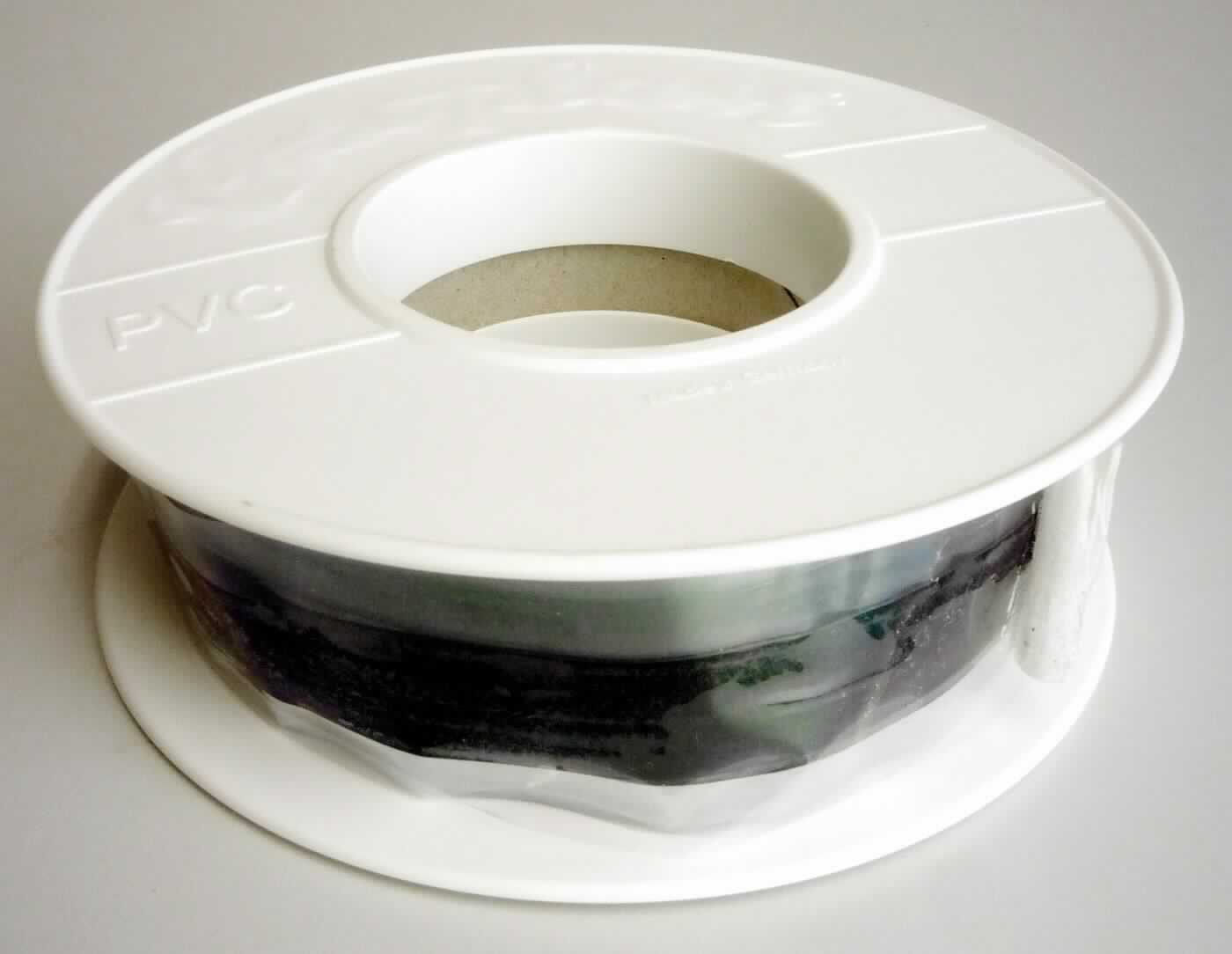 Angaben des Antragstellers:
Selbstverschweißendes Silikonklebeband
-in diversen Farben und Breiten; Träger aus Silikon; Abdeckung Polyethylenfolie-

Feststellungen an einem Warenmuster:
Es wurde ein schwarzes, elastisches Band mit einer Breite von 1,75 cm auf einer Kunststoffspule vorgelegt. Das Band ist nicht selbstklebend und wird durch eine Trennfolie geschützt.

Befund:
Es handelt sich um ein Band aus Kondensationspolymerisationserzeugnissen im Sinne der Unterposition (KN) 3920 9928.