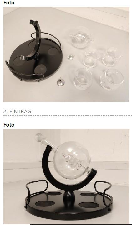 Warenzusammenstellung, bestehend aus einer Karaffe mit Halterung, vier Trinkgläsern und
einem Trichter, Foto siehe Anlage,
- in Aufmachung für den Einzelverkauf,
- zur Befriedigung eines speziellen Bedarfs zusammengestellt,
- zusammengesetzte Ware aus einer Karaffe und einer Halterung,
- - Karaffe (Glasware zur Verwendung bei Tisch):
- - - aus klarsichtigem, laut Antrag handgefertigtem Borosilikatglas mit mattiert dargestellten
       Erdteilen (laut Antrag mittels Einbrenn-Dekor) verziert,
- - - in Form einer "Weltkugel" mit einem Fassungsvermögen von 850 ml,
- - - mit einem zylindrischen Hals und einem Glasstopfen mit Kunststoffdichtung,
- - - mit einem innen eingearbeiteten, detailliert gestalteten Segelschiff aus Glas,
- - Halterung:
- - - bügelförmiges Gestell aus Holz mit einem Standfuß in Form eines Tabletts,
- - - mit zwei Griffen aus unedlem Metall,
- - - mit vier passgenauen Vertiefungen zur Aufnahme der Trinkgläser,
- - die Karaffe bestimmt insbesondere im Hinblick auf die Bedeutung in Bezug
    auf die Verwendung den Charakter der zusammengesetzten Ware,
- Trinkgläser:
- - vier bauchige Trinkgläser,
- - aus klarsichtigem, laut Antrag handgefertigtem Borosilikatglas mit mattiert dargestellten
     Erdteilen (laut Antrag mittels Einbrenn-Dekor; damit anders als geschliffen bearbeitet),
- - mit einem Fassungsvermögen von 295 ml,
- Trichter:
- - silberfarben; augenscheinlich aus unedlem Metall; zur Befüllung der Karaffe,
- die Glaswaren (Karaffe und Trinkgläser) sind gegenüber dem Trichter aufgrund ihrer Bedeutung
   in Bezug auf die Verwendung charakterbestimmend,
- innerhalb der Position 7013 ist die Karaffe nach der Art und Beschaffenheit der Ware charakter-
  bestimmend; nach der Menge und dem Gewicht überwiegen die Trinkgläser und bestimmen
  damit den wesentlichen Charakter der Warenzusammenstellung.

"Glaswaren zur Verwendung bei Tisch, Trinkgläser ohne Stiel, nicht aus Glaskeramik, Bleikristall
  oder vorgespanntem Glas, handgefertigt (manuelle Glasentnahme), geschliffen oder anders
  bearbeitet"