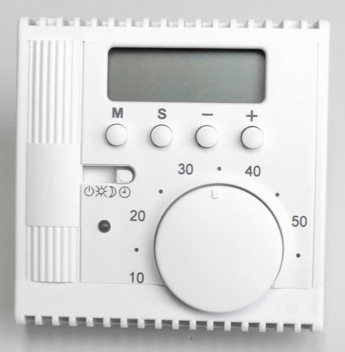 Sog. Temperaturregler, im Wesentlichen bestehend aus einem quaderförmigen Kunststoffgehäuse für die Unterputzmontage mit den maximalen Abmessungen (H x B x T) von ca. 70 x 70 x 49 mm, in welches elektrische Anschlüsse und elektronische Bauelemente integriert sind. Die Frontseite ist mit einem LC-Display, einem Stellknopf, 4 Druckknöpfen sowie mit einem Schiebeelement ausgestattet (äußere Form: siehe Abbildung in der Anlage).
Die Ware verfügt über einen NTC-Fühler und misst mit diesem die Temperatur.
Der Regler ändert automatisch in Abhängigkeit von der fortlaufend gemessenen Raumtemperatur (Istwert) und der vom Benutzer eingestellten Solltemperatur sowie anderer auszuwählender und einstellbarer Parameter (z.B. Zeitvorgaben) die Temperatur in Räumen und versucht, die Raumsolltemperatur gegen störende Einflüsse konstant aufrechtzuerhalten.
Die Ware ist mit einer Montageanleitung und mit Sicherheitshinweisen in einem Karton verpackt.
Die Ware wird als "elektronisches Gerät zum Regeln der Temperatur (Thermostat)" eingereiht.