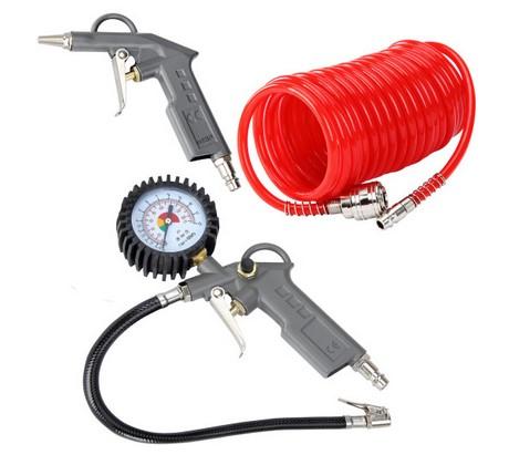 So genanntes 3 tlg. Druckluft-Set als im Pappkarton verpackte Warenzusammenstellung, im Wesentlichen bestehend aus einem charakterbestimmenden Reifenfüller/ Druckprüfer, einem Spiralschlauch und einer Ausblaspistole.
Zur äußeren Form siehe Abbildung in der Anlage.
Bei dem Reifenfüller/ Druckprüfer handelt es sich im Wesentlichen um eine kombinierte Maschine, bestehend aus einem Manometer (kennzeichnende Haupttätigkeit) und einem Luft-Durchlassventil in einem pistolenförmigen Gehäuse aus Aluminiumdruckguss mit einem Handhebel zum Öffnen und Schließen des Ventils und je einem Anschluss für Autoreifenventile und einem für eine Druckluftleitung.
Das Manometer mit Rohrfeder verfügt über eine analoge Anzeige bis 12 bar und ist geeignet für einen Nenndruckbereich <= 100 PSI. Das Gerät dient insbesondere dem Befüllen von Reifen mit Druckluft und der Druckkontrolle.
Bei der Ausblaspistole handelt es sich im Wesentlichen um ein pistolenförmiges Gehäuse aus Aluminiumdruckguss mit einem Anschluss für eine Druckluftleitung, einem im Strömungskanal integrierten, mittels Handhebel zu betätigen Luft-Durchlassventil und einer Düse zum Verteilen der Luft.
Bei dem Spiralschlauch handelt es sich um einen 5 m langen spiralförmigen Schlauch aus Kunststoff mit Abknickschutz und zwei Druckluftanschlüssen. Bei den Anschlüssen handelt es sich jeweils um 1/4" Anschlussgewinde mit Schnellkupplungsanschluss.

Die Ware wird als „nicht elektronisches Instrument zum Messen oder Überwachen von Druck von Flüssigkeiten oder Gasen (Manometer), ausgenommen Instrumenten der Positionen 9014, 9015, 9028, 9032, als Manometer mit Metallfedermesswerk (mit Rohrfeder)“ eingereiht.