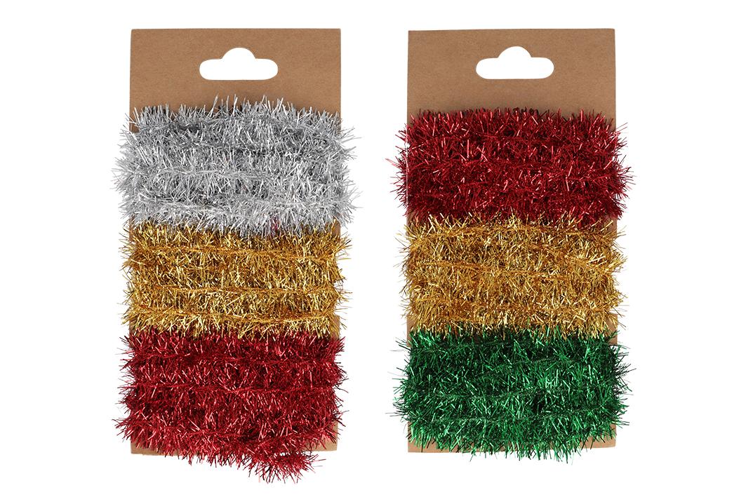 Nach den Angaben der Antragstellerin sowie dem vorliegenden Musterabschnitt handelt es sich bei dem sog. "Geschenkband Lametta" um etwa 150 cm lange, metallisch glänzende Girlanden aus Kunststoffen (Polyester/PET), die sich lediglich in ihrer Farbgestaltung unterscheiden. 
Die Erzeugnisse bestehen aus einer Vielzahl von etwa 2﻿,﻿0 cm langen und ca. 0﻿,﻿1 cm breiten Streifen aus Kunststofffolie, die in fünf Fäden aus Spinnstoff eingearbeitet und zu einem Strang verflochten sind.

Je drei Girlanden sind in zwei verschiedenen, farblichen Zusammenstellungen (rot, gold, grün / silber, gold, rot) an einer Pappkarte für den Einzelverkauf aufgemacht. 

Derartig gestaltete "Lametta-Girlanden" dienen üblicherweise der Dekoration von Weihnachtsbäumen. Eine anderweitige Verwendung steht der Einreihung nicht entgegen.

Zolltarifrechtlich handelt es sich um „Weihnachtsfestartikel, nicht aus Glas“.