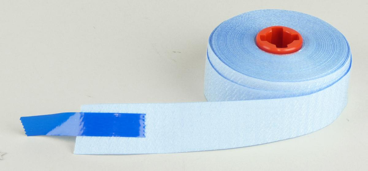 Reinigungsband, sog. Reinigungstape, Foto siehe Anlage,
- in Form eines ca. 1,7 cm breiten, blauen Bandes aus Gewebe, das auf einer Abspulvorrichtung mit
  Zahnkranz aus Kunststoff befestigt ist,
- dient als Ersatzband zur Verwendung in einer Reinigungskassette,
- durch Zusammenfügen konfektioniert,
- weist von der Konzeption her besondere Merkmale auf, die erkennen lassen, dass es sich um eine
  Ware des technischen Bedarfs aus Spinnstoffen handelt,
- die Gewebe aus Spinnstoffen verleihen der Ware insbesondere im Hinblick auf die Bedeutung in Bezug
  auf die Verwendung ihren wesentlichen Charakter.

"Ware des technischen Bedarfs aus Spinnstoffen, aufgeführt in Anmerkung 7 zu diesem Kapitel, andere
 als in den Unterpositionen 5911 1000 00 bis 5911 9099 50 genannte"
