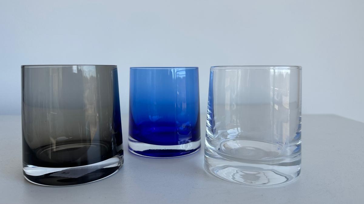Glaswaren zur Verwendung bei Tisch oder in der Küche, Foto siehe Anlage,
ein Warenmuster wurde nicht vorgelegt, die Einreihung erfolgt anhand der Antragsangaben,
- becherförmige Trinkgläser ohne Stiel und ohne Henkel,
- aus gewöhnlichem, eingefärbtem, handgefertigtem Glas (manuelle Glasentnahme),
- weder geschliffen noch anders bearbeitet,
- mit einem Durchmesser von ca. 7,5 cm und einer Höhe von ca. 9 cm,
- mit einem Fassungsvermögen von ca. 0,25 l,
- in unterschiedlichen Farben.

"Glaswaren zur Verwendung bei Tisch, Trinkgläser ohne Stiel, nicht aus Glaskeramik, Bleikristall
 oder vorgespanntem Glas, handgefertigt (manuelle Glasentnahme), weder geschliffen noch
 anders bearbeitet"
