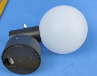 Bei den sog. LED Außenwandleuchten handelt es sich um ca. 20 cm x 17 cm x 12 cm große elektrische Wandleuchten in zwei Ausführungen, jeweils bestehend aus einer grauen Wandhalterung aus Metall mit einer rückseitig eingesetzten Montageplatte aus Kunststoff, einer grauen Lampenhalterung aus Metall mit integrierter LED-Lichtquelle und einer weißen, transparenten kugelförmigen Kunststoffabdeckung sowie elektrischer Ausstattung.
Eine Ausführung ist mit einem Bewegungssensor mit Einstellung der Lichtstärke und Timerfunktion ausgestattet.

Jede Ausführung ist in folgenden fünf Varianten erhältlich:
Farbtemperatur: 2700 K, 3000 K, 4000 K, 5000 K und 6000 K

Techn. Daten (auszugsweise):
- Leistung: 16 W
- Lichtstrom: 1600 lm
- Schutzart: IP 65

Ein charakterbestimmender Stoff ist hinsichtlich des Umfangs, des äußeren Erscheinungsbildes und der Bedeutung in Bezug auf die Verwendung (Kunststoff für Lichtreflexion, Metall als stabilitätsverleihendes Element) nicht feststellbar, daher erfolgt die Einreihung in die zuletzt genannte Unterposition der gleichermaßen in Betracht kommenden Unterpositionen.

Die Leuchten sind für den Außenbereich geeignet und zur Wandmontage bestimmt.
Sie sind mit Montagematerial (drei Schrauben und Dübel) in einem Karton verpackt.
Hinweise auf eine Handfertigung liegen nicht vor.

Die Erzeugnisse sind als "Leuchten, anderweit weder genannt noch inbegriffen, elektrische Wandleuchten, ausgenommen solche von der für öffentliche Plätze oder Verkehrswege verwendeten Art, ausschließlich zur Verwendung mit LED-Lichtquellen bestimmt, aus Metall, nicht vom TARIC-Code  9405 1190 10  und 9405 1190 20  erfasst " einzureihen.