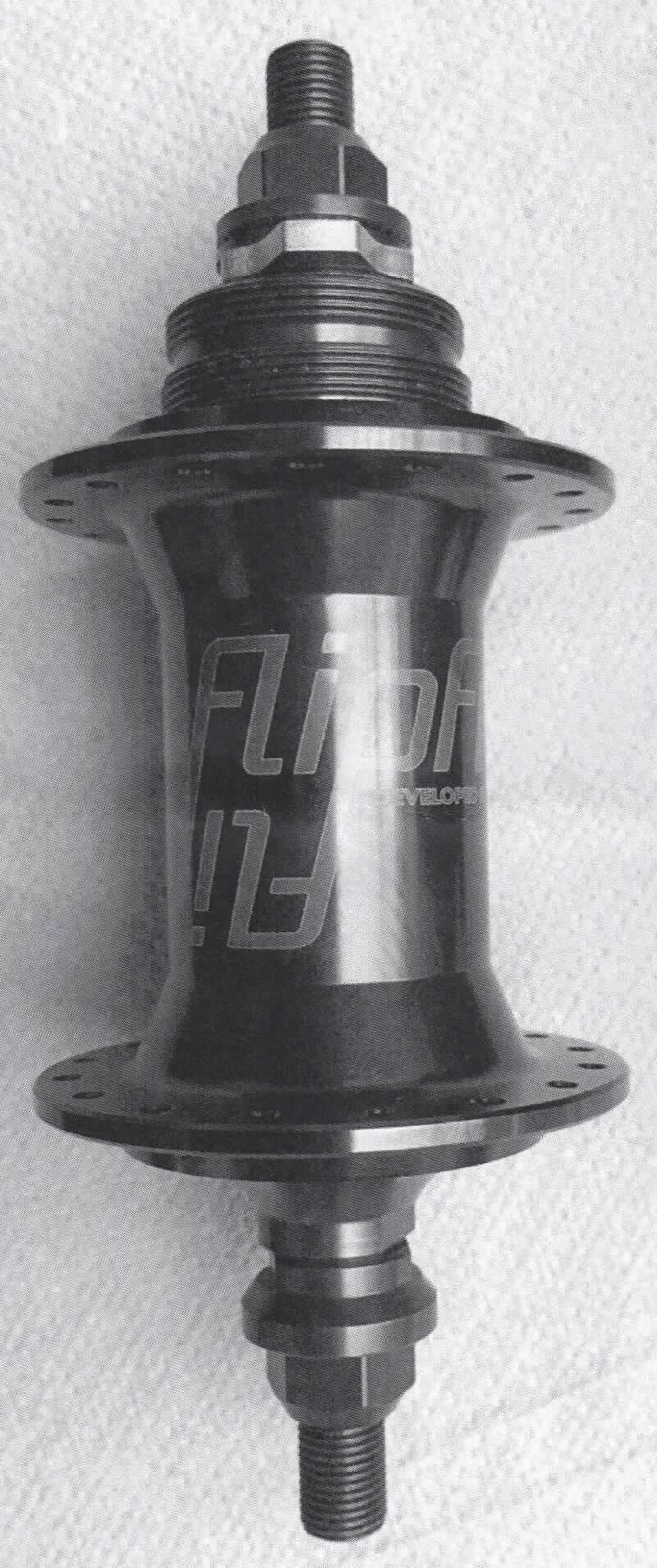 Fahrradnabe, sog. "FlipFree", Foto siehe Anlage,
- spezielle Radnabe aus unedlem Metall, 
- mit einer Achsenbreite von ca. 120 mm und
- einer 32er Lochung zur Speichenaufnahme,
- ermöglicht den unkomplizierten Wechsel zwischen Freilauf und starrem Gang,
- erkennbares Teil zur ausschließlichen Verwendung am Hinterrad von Fahrrädern.

"Teil (Fahrradnabe) für Fahrräder der Position 8712"