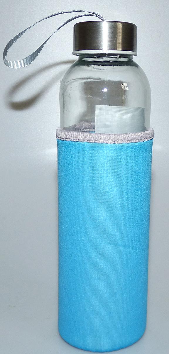 Trinkflasche aus Glas, Foto siehe Anlage,
aus verschiedenen Bestandteilen zusammengesetzte Ware, bestehend aus:
- einer Trinkflasche:
- - aus gewöhnlichem, klarsichtigem, mechanisch gefertigtem Glas (laut Antrag),
- - mit einem Schraubgewinde am oberen Ende,
- - mit einem abschraubbaren Deckel aus laut Antrag Edelstahl und Kunststoff,
- - mit einer in den Deckel eingesetzten Trageschlaufe aus Spinnstoffen,
- - mit den Abmessungen: ca. 6 cm (Durchmesser) x 21 cm (Höhe),
- - mit einem Füllvermögen von ca. 520 ml,
- einer Schutzhülle aus Spinnstoffen:
- - aus dreilagigen Flächenerzeugnissen der Position 5906 mit einer Außen- und Innenlage aus
    Gewirken aus Spinnstoffen und einer Zwischenlage aus Kautschuk (Neopren),
- - zylinderförmig; mit Bodenteil,
- - mit den Abmessungen: ca. 6,5 cm (Durchmesser) x 15 cm (Höhe),
- die Trinkflasche bestimmt nach dem Umfang und ihrer Bedeutung in Bezug auf die
  Verwendung den wesentlichen Charakter der zusammengesetzten Ware,
- keine Einreihung in die Position 7010, da die Ware dem Bereithalten von Getränken dient
  und üblicherweise nicht gewerblich zum Transport oder zur Verpackung verwendet wird.

"Glasware zu ähnlichen Zwecken wie zur Verwendung bei Tisch oder in der Küche, keine Ware
 der Position 7010 und 7018, nicht aus Glaskeramik oder Bleikristall, andere Glasware als in den 
 Unterpositionen 7013 2210 bis 7013 4999 genannte, nicht handgefertigt"